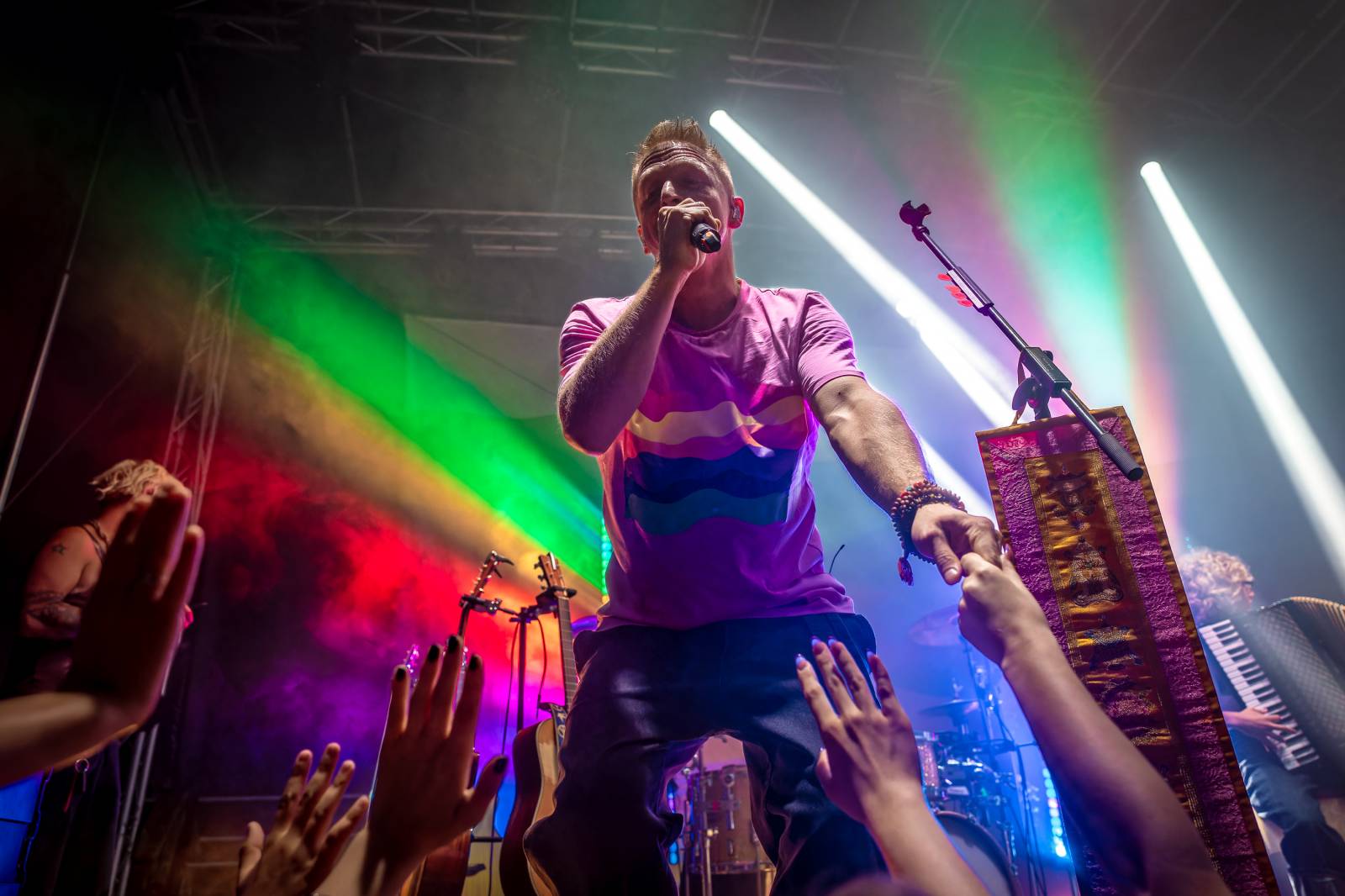 Tomáš Klus improvizoval, fotil se a rozesmíval. V Butky Parku si fanoušky omotal kolem prstu