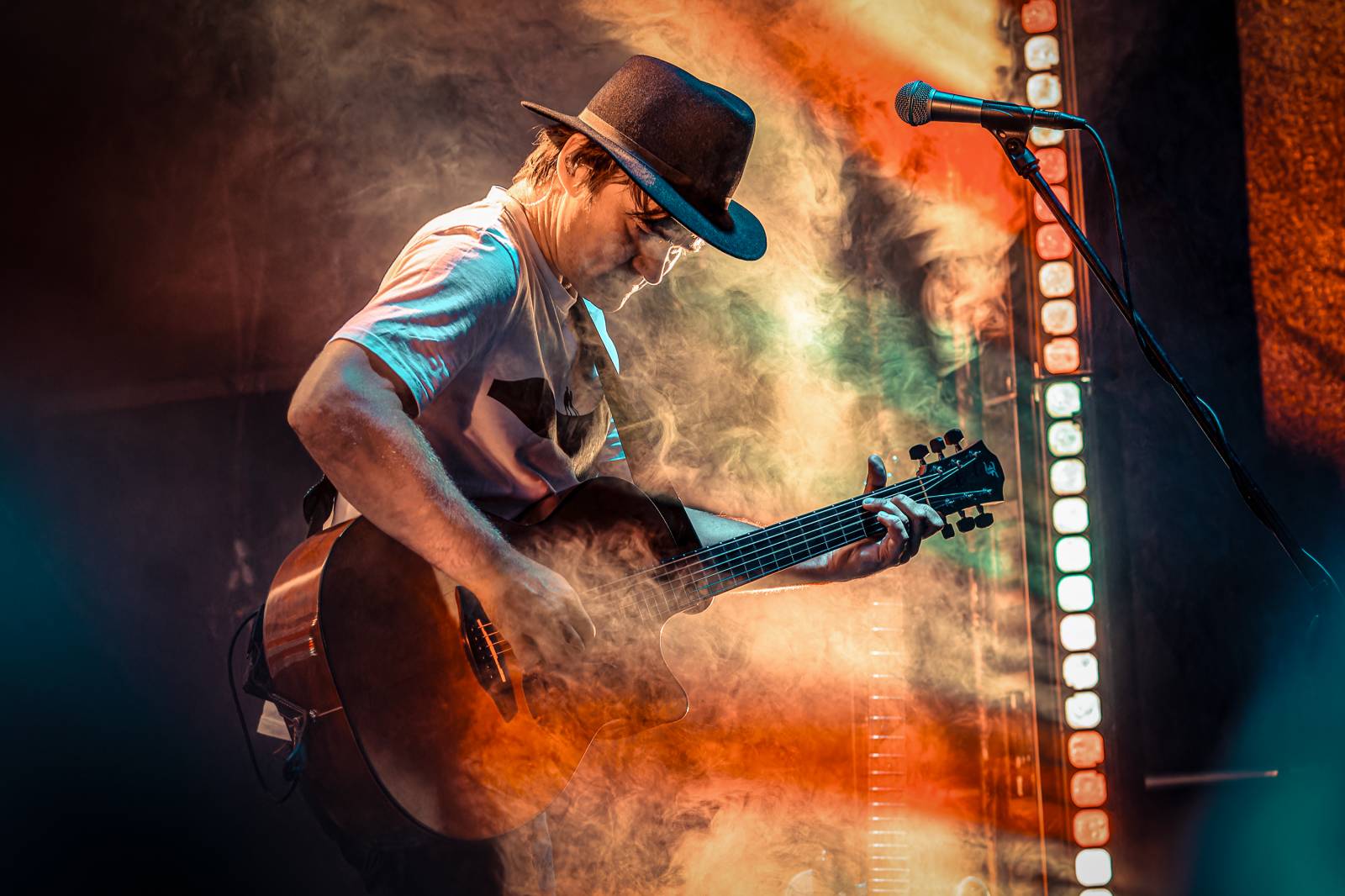 Tomáš Klus improvizoval, fotil se a rozesmíval. V Butky Parku si fanoušky omotal kolem prstu