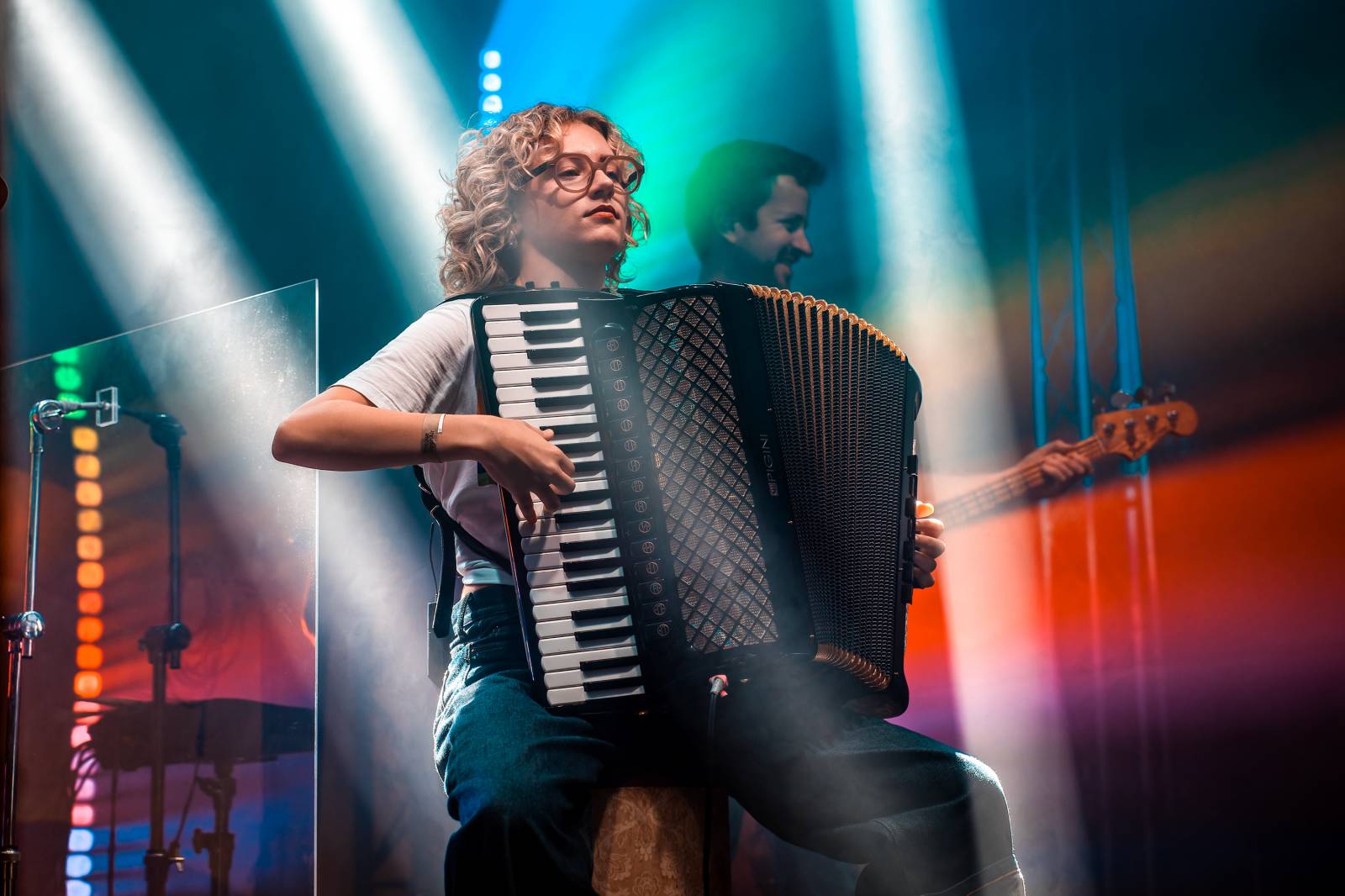 Tomáš Klus improvizoval, fotil se a rozesmíval. V Butky Parku si fanoušky omotal kolem prstu