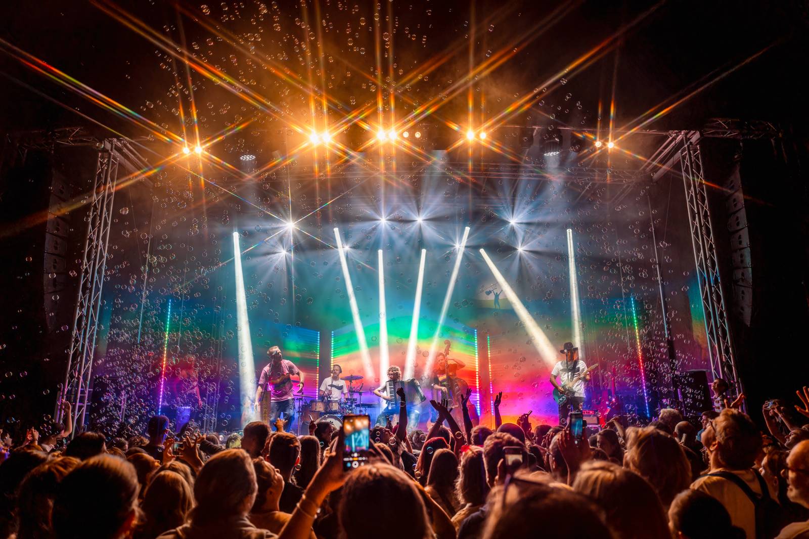 Tomáš Klus improvizoval, fotil se a rozesmíval. V Butky Parku si fanoušky omotal kolem prstu