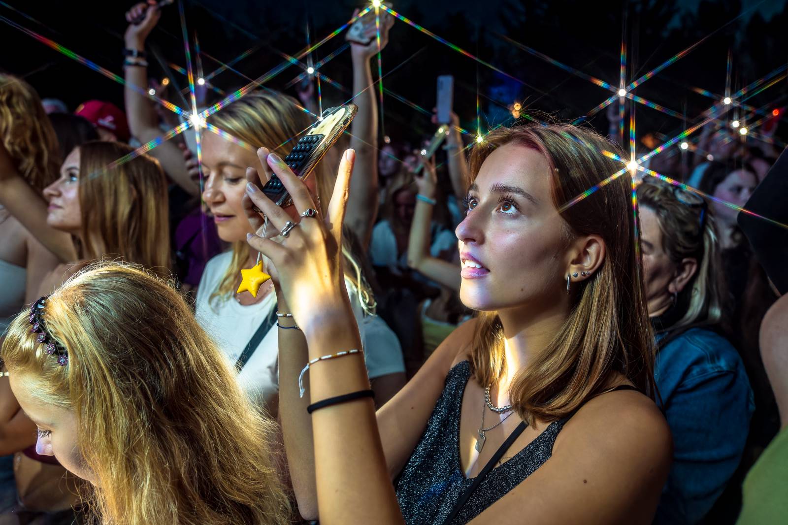 Tomáš Klus improvizoval, fotil se a rozesmíval. V Butky Parku si fanoušky omotal kolem prstu