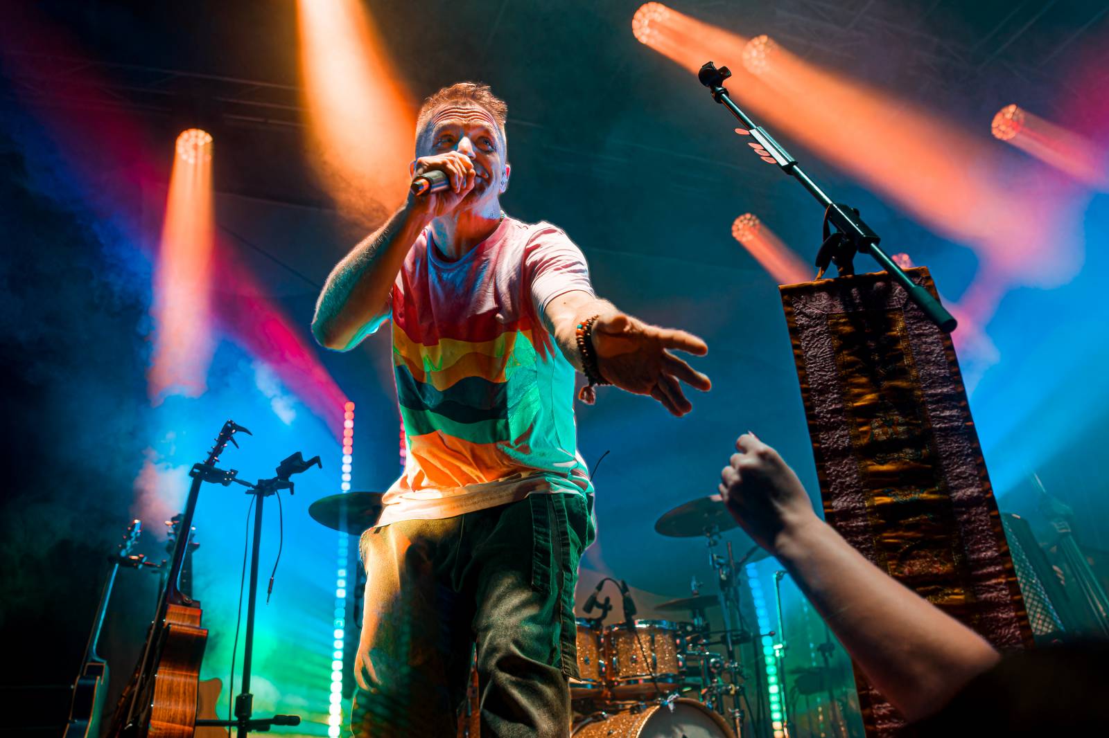 Tomáš Klus improvizoval, fotil se a rozesmíval. V Butky Parku si fanoušky omotal kolem prstu