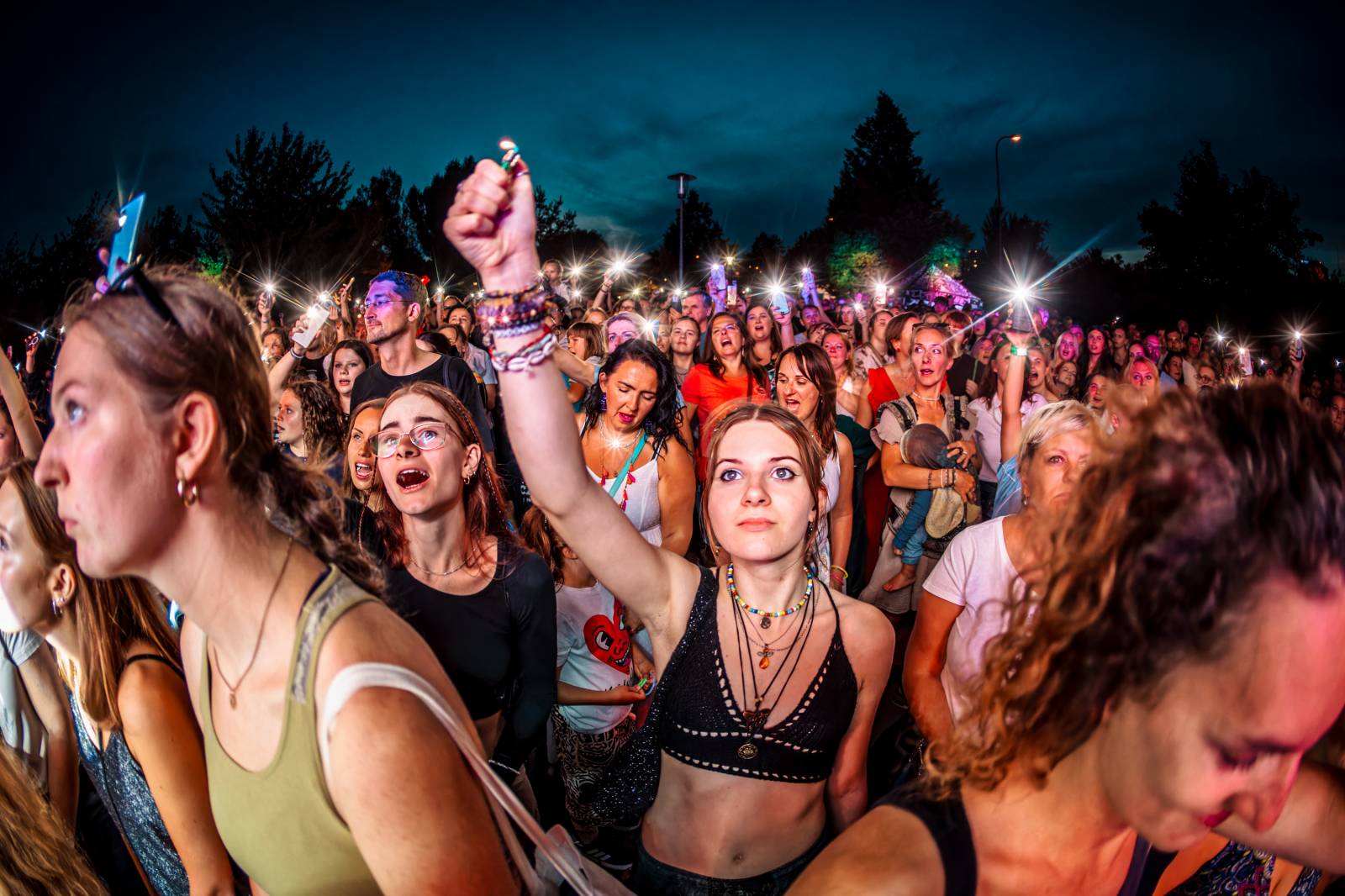 Tomáš Klus improvizoval, fotil se a rozesmíval. V Butky Parku si fanoušky omotal kolem prstu