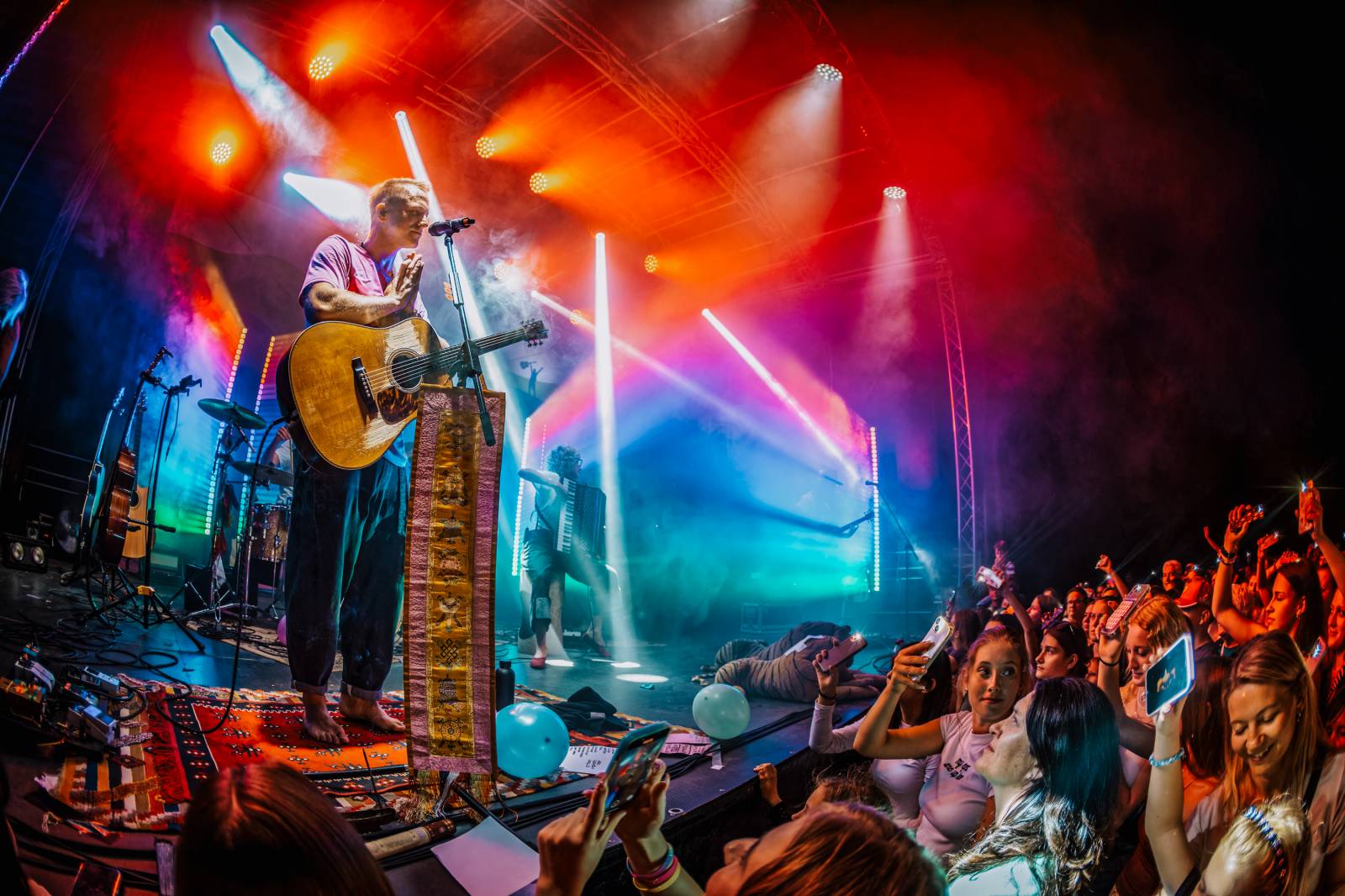 Tomáš Klus improvizoval, fotil se a rozesmíval. V Butky Parku si fanoušky omotal kolem prstu