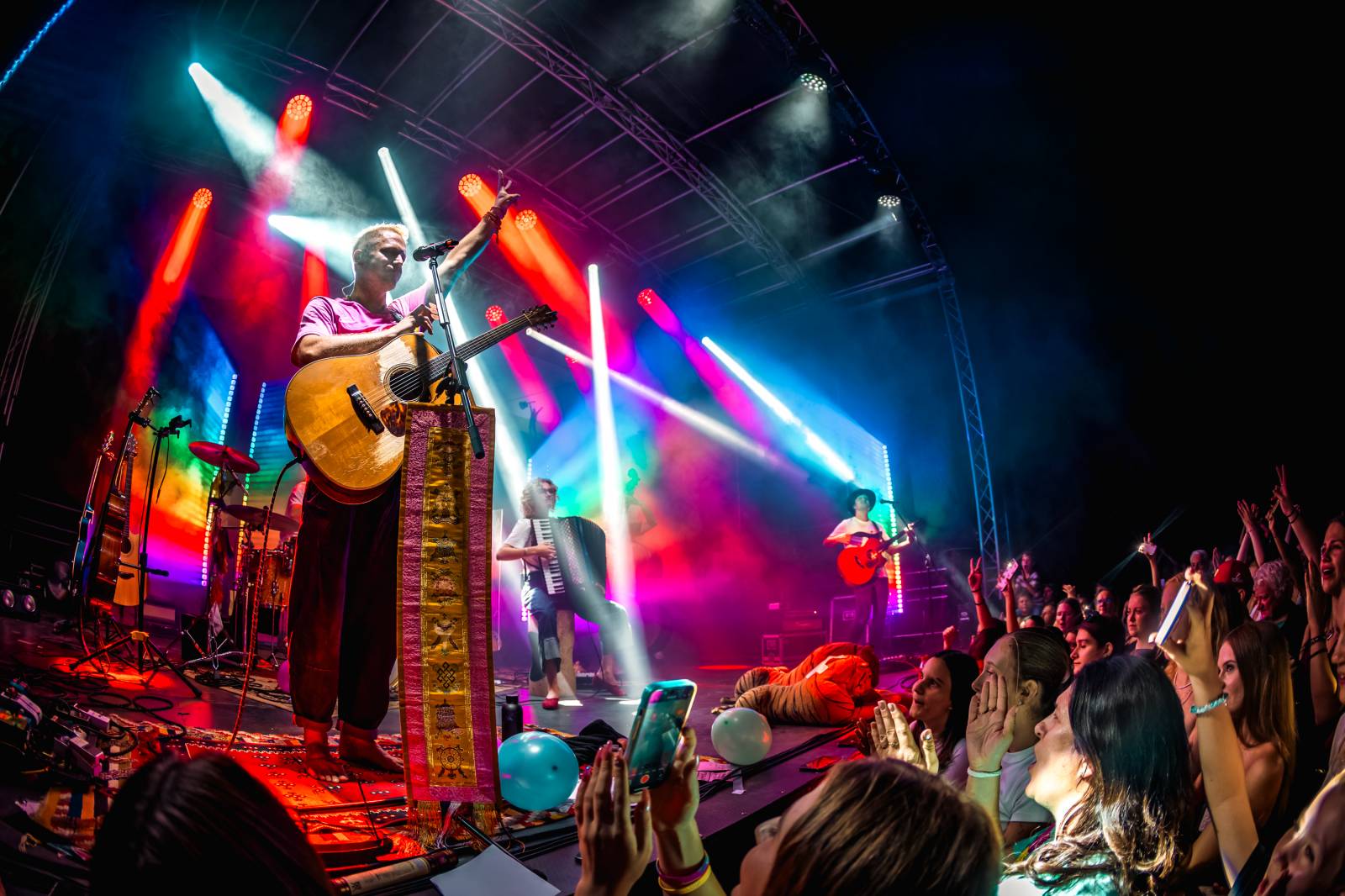 Tomáš Klus improvizoval, fotil se a rozesmíval. V Butky Parku si fanoušky omotal kolem prstu