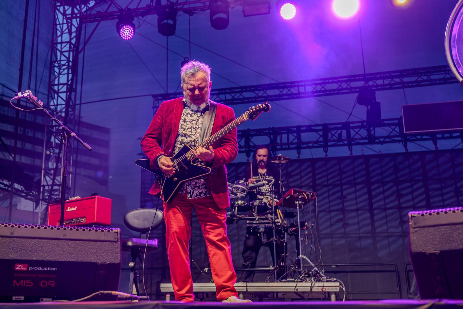 Kytarový souboj i hit za hitem. Pražský výběr dorazil do Areálu 7 v Praze s hostem Stevenem Mercuriem