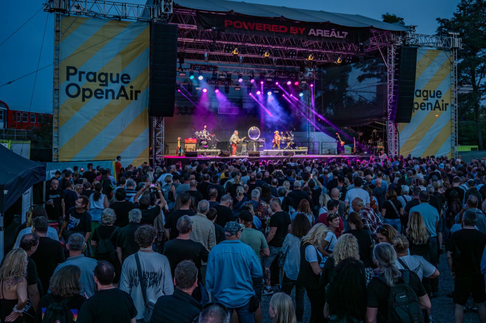 Kytarový souboj i hit za hitem. Pražský výběr dorazil do Areálu 7 v Praze s hostem Stevenem Mercuriem