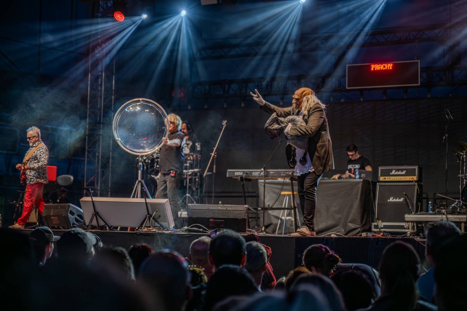 Kytarový souboj i hit za hitem. Pražský výběr dorazil do Areálu 7 v Praze s hostem Stevenem Mercuriem