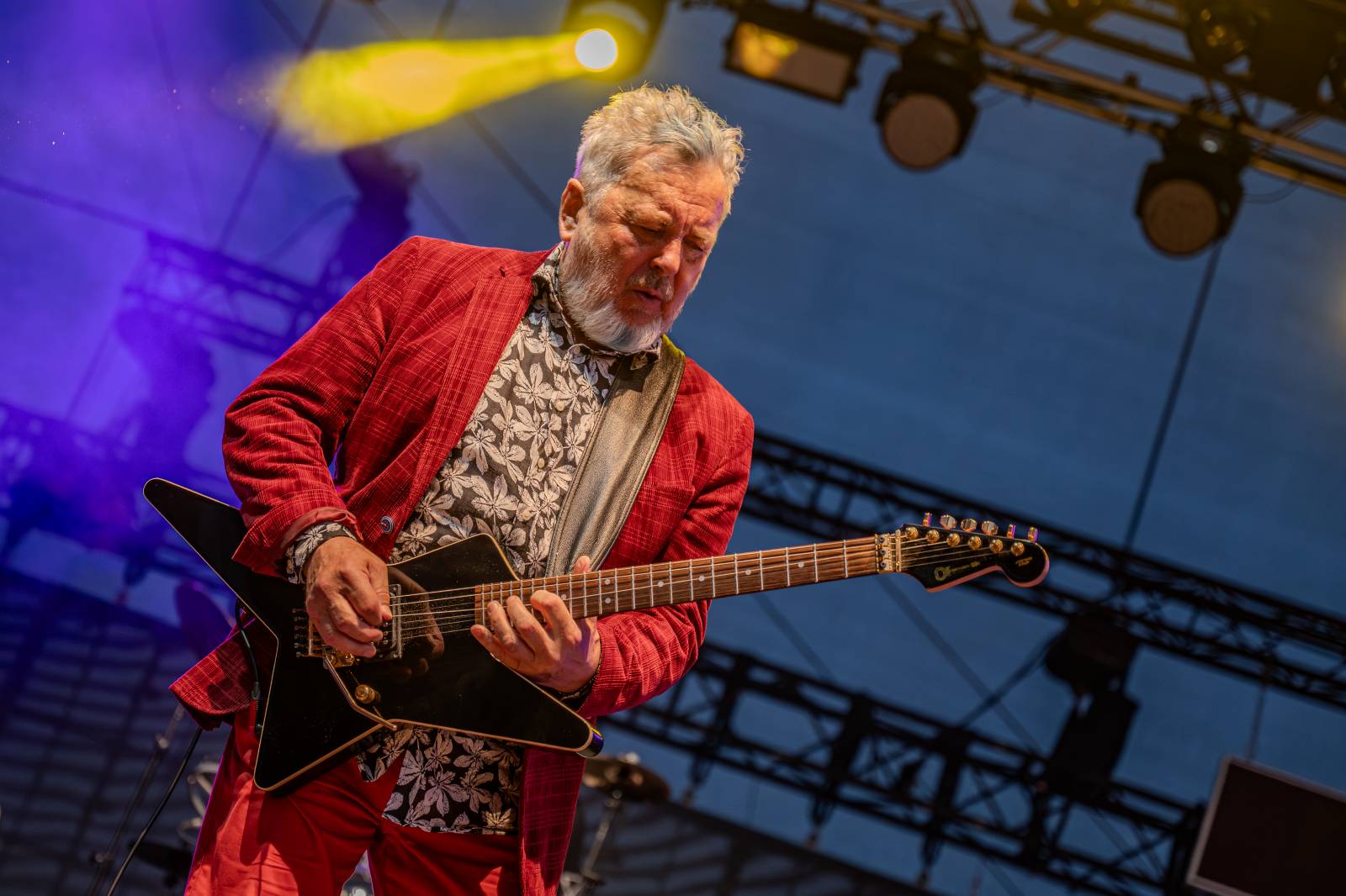 Kytarový souboj i hit za hitem. Pražský výběr dorazil do Areálu 7 v Praze s hostem Stevenem Mercuriem