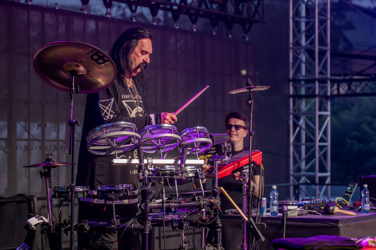 Kytarový souboj i hit za hitem. Pražský výběr dorazil do Areálu 7 v Praze s hostem Stevenem Mercuriem