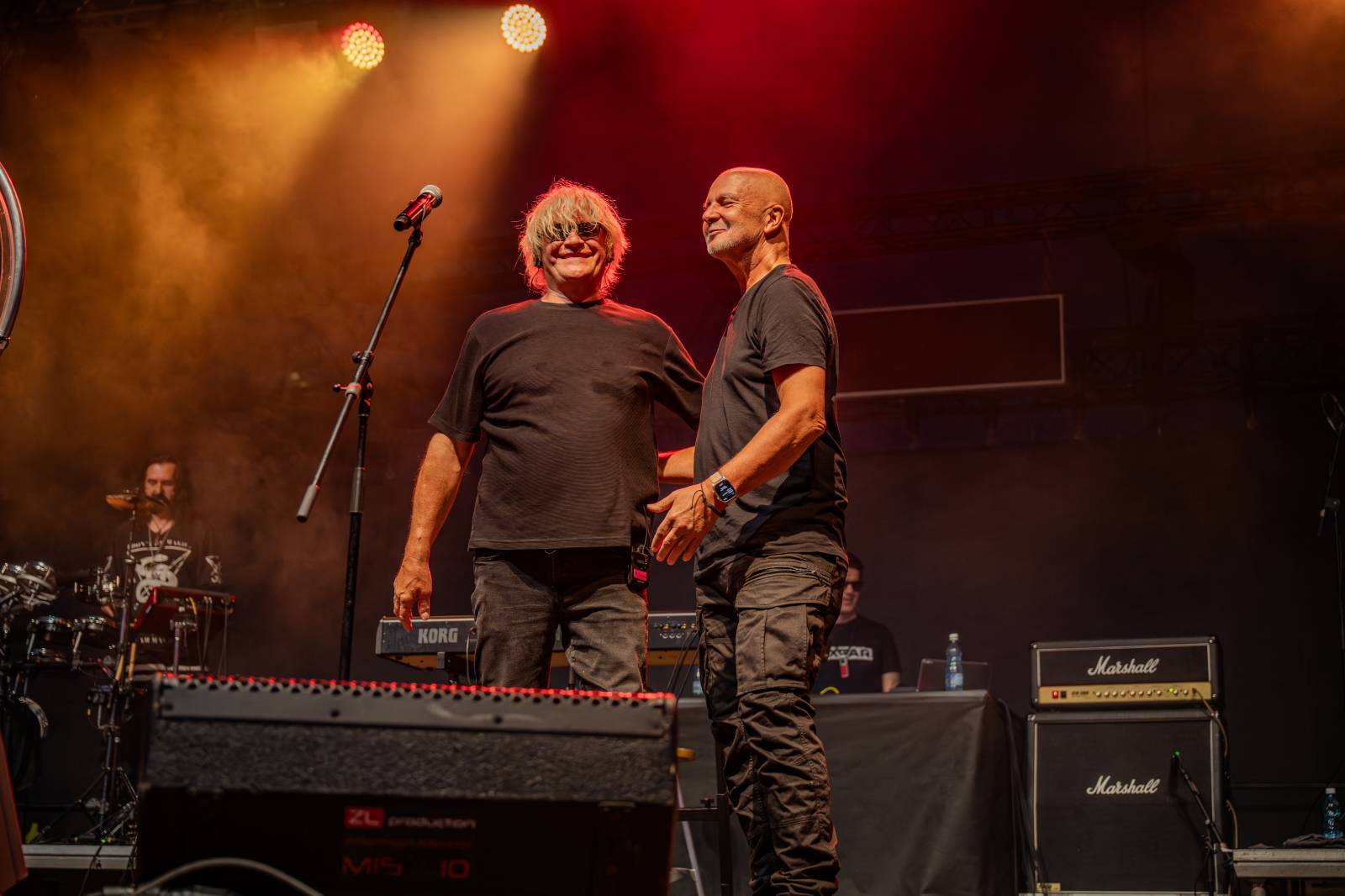 Kytarový souboj i hit za hitem. Pražský výběr dorazil do Areálu 7 v Praze s hostem Stevenem Mercuriem