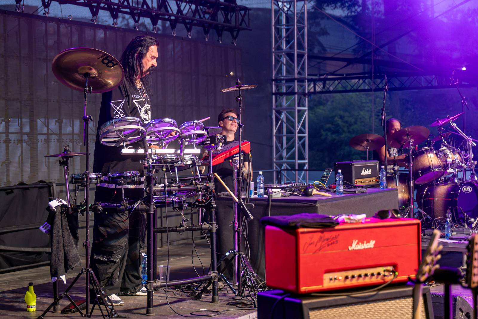 Kytarový souboj i hit za hitem. Pražský výběr dorazil do Areálu 7 v Praze s hostem Stevenem Mercuriem