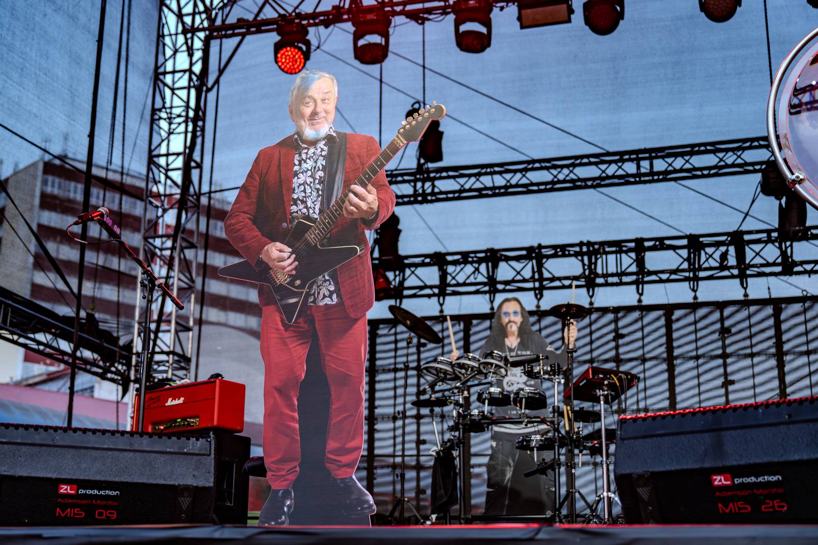 Kytarový souboj i hit za hitem. Pražský výběr dorazil do Areálu 7 v Praze s hostem Stevenem Mercuriem