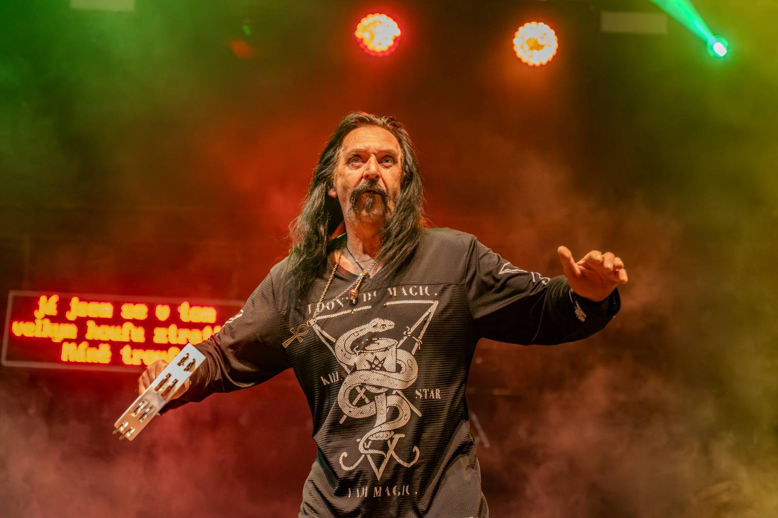 Kytarový souboj i hit za hitem. Pražský výběr dorazil do Areálu 7 v Praze s hostem Stevenem Mercuriem