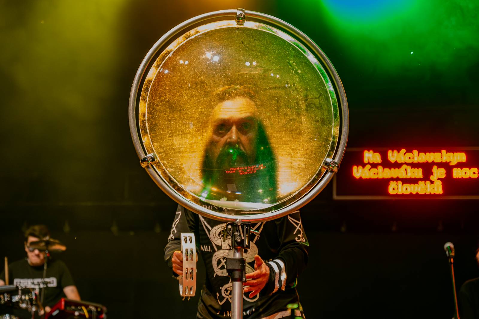 Kytarový souboj i hit za hitem. Pražský výběr dorazil do Areálu 7 v Praze s hostem Stevenem Mercuriem