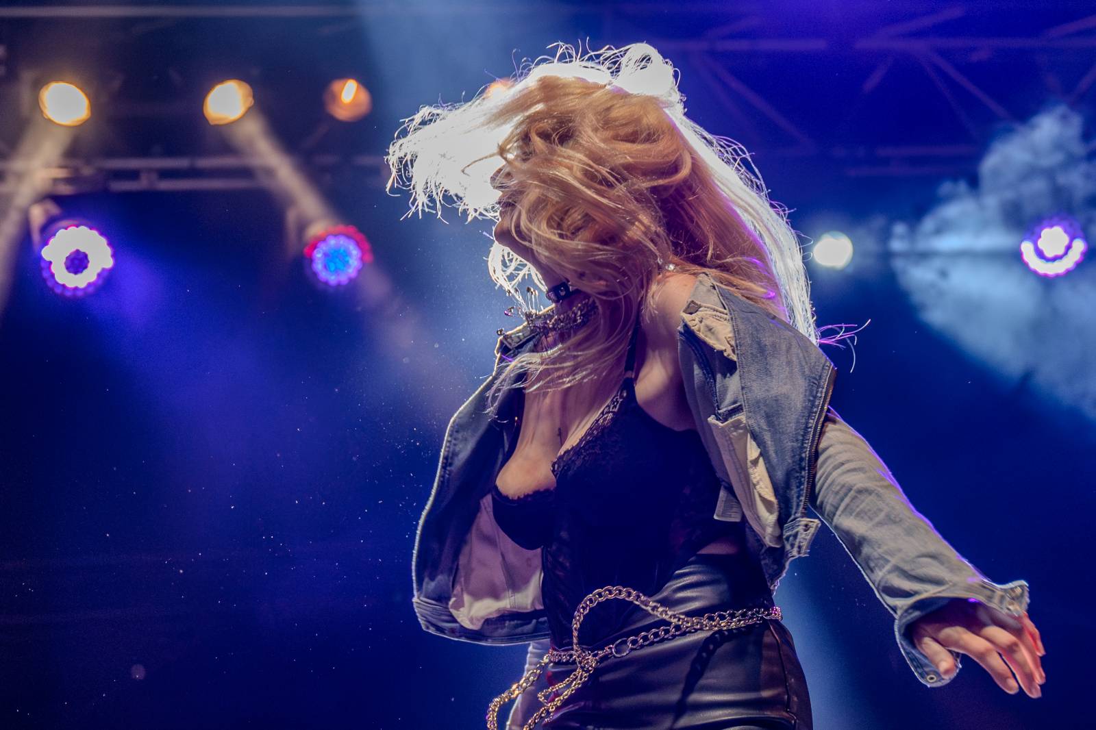 Kytarový souboj i hit za hitem. Pražský výběr dorazil do Areálu 7 v Praze s hostem Stevenem Mercuriem