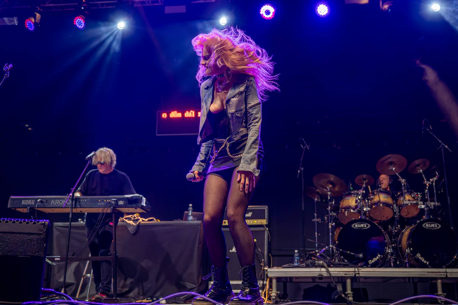 Kytarový souboj i hit za hitem. Pražský výběr dorazil do Areálu 7 v Praze s hostem Stevenem Mercuriem