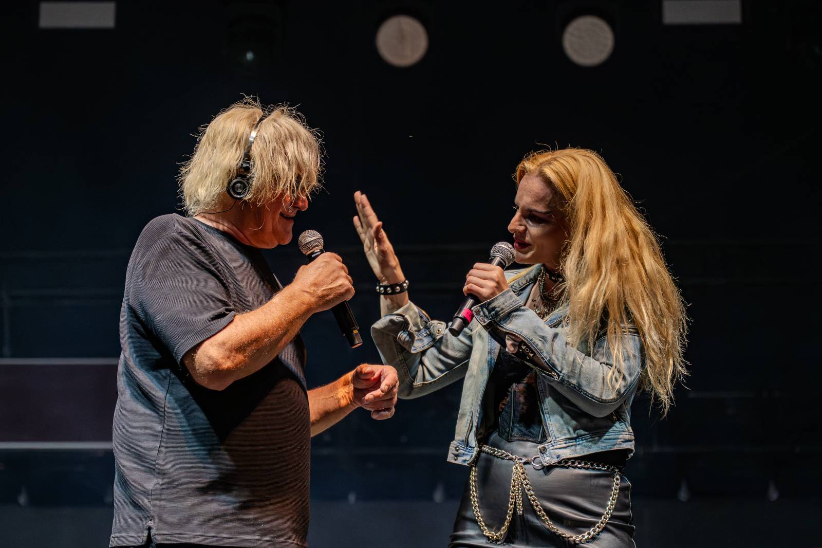 Kytarový souboj i hit za hitem. Pražský výběr dorazil do Areálu 7 v Praze s hostem Stevenem Mercuriem