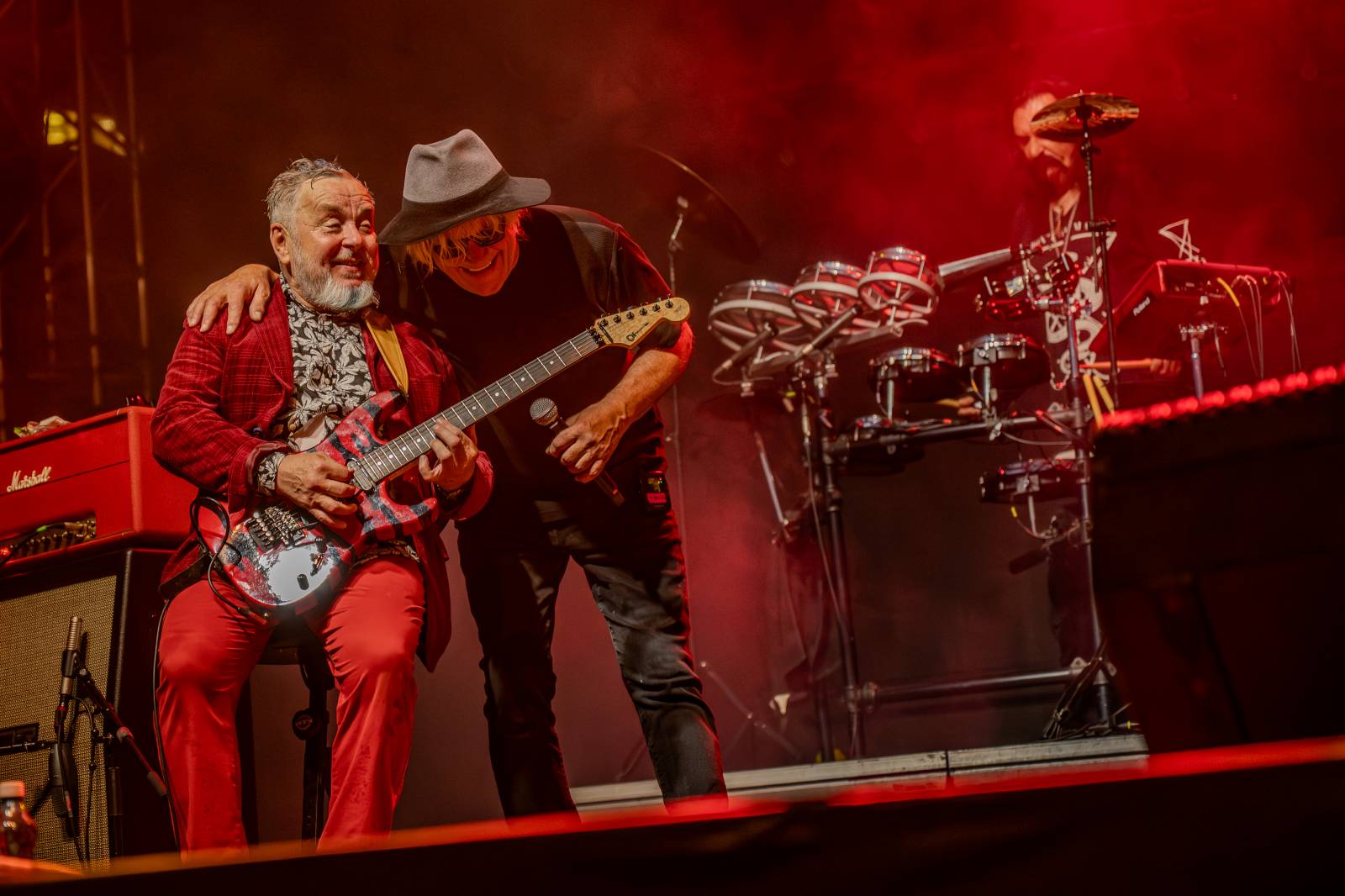 Kytarový souboj i hit za hitem. Pražský výběr dorazil do Areálu 7 v Praze s hostem Stevenem Mercuriem