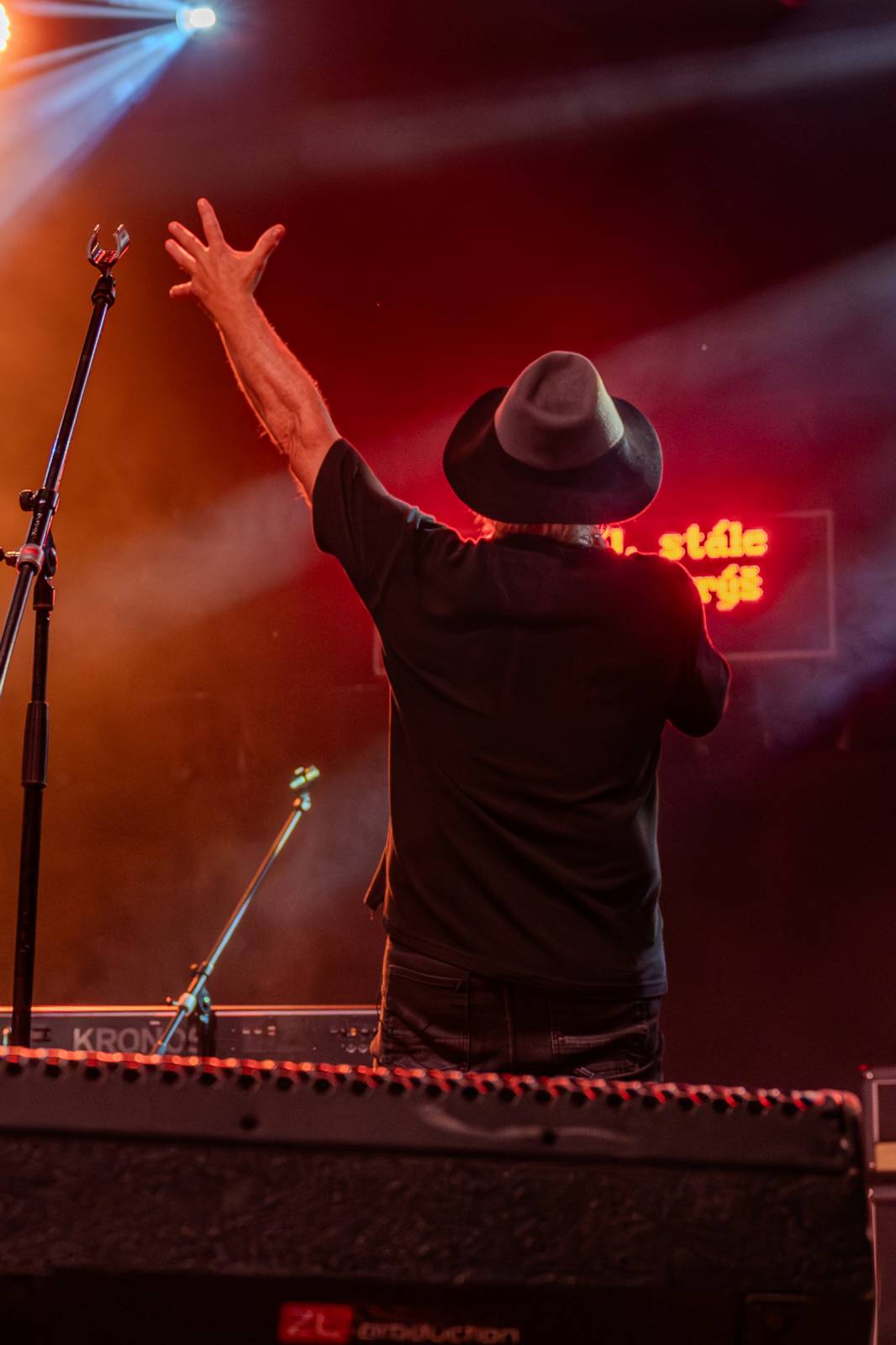 Kytarový souboj i hit za hitem. Pražský výběr dorazil do Areálu 7 v Praze s hostem Stevenem Mercuriem