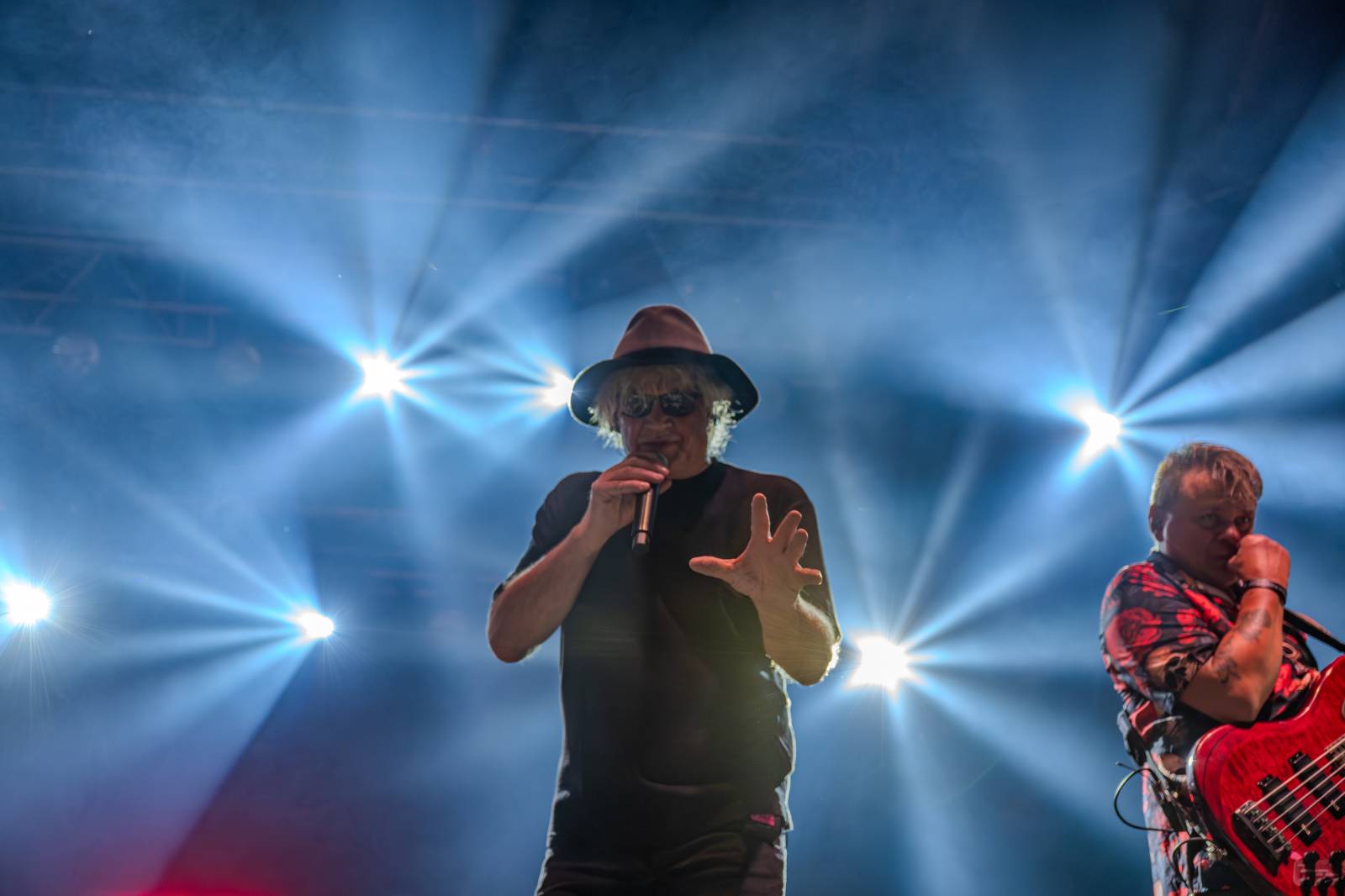 Kytarový souboj i hit za hitem. Pražský výběr dorazil do Areálu 7 v Praze s hostem Stevenem Mercuriem