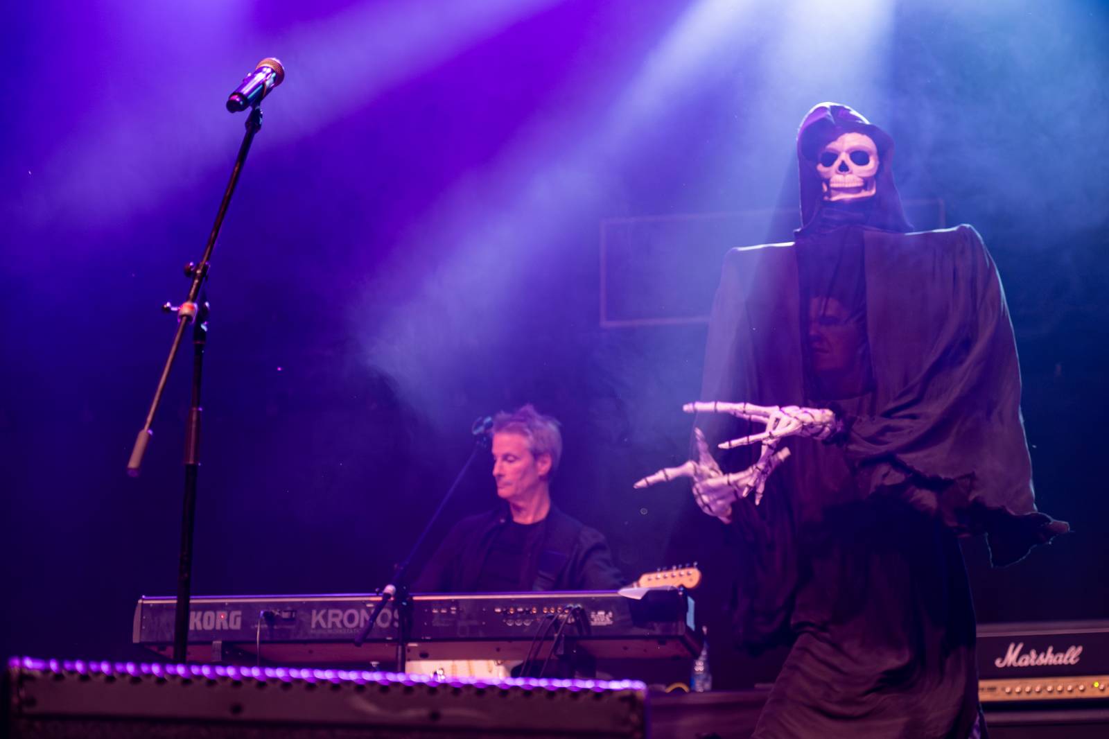 Kytarový souboj i hit za hitem. Pražský výběr dorazil do Areálu 7 v Praze s hostem Stevenem Mercuriem