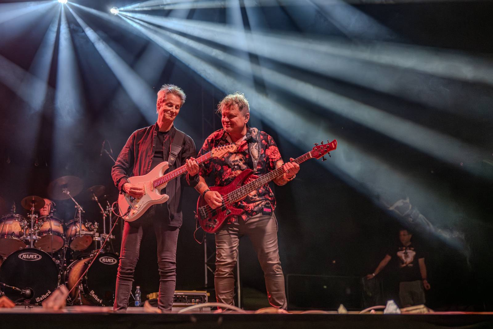 Kytarový souboj i hit za hitem. Pražský výběr dorazil do Areálu 7 v Praze s hostem Stevenem Mercuriem