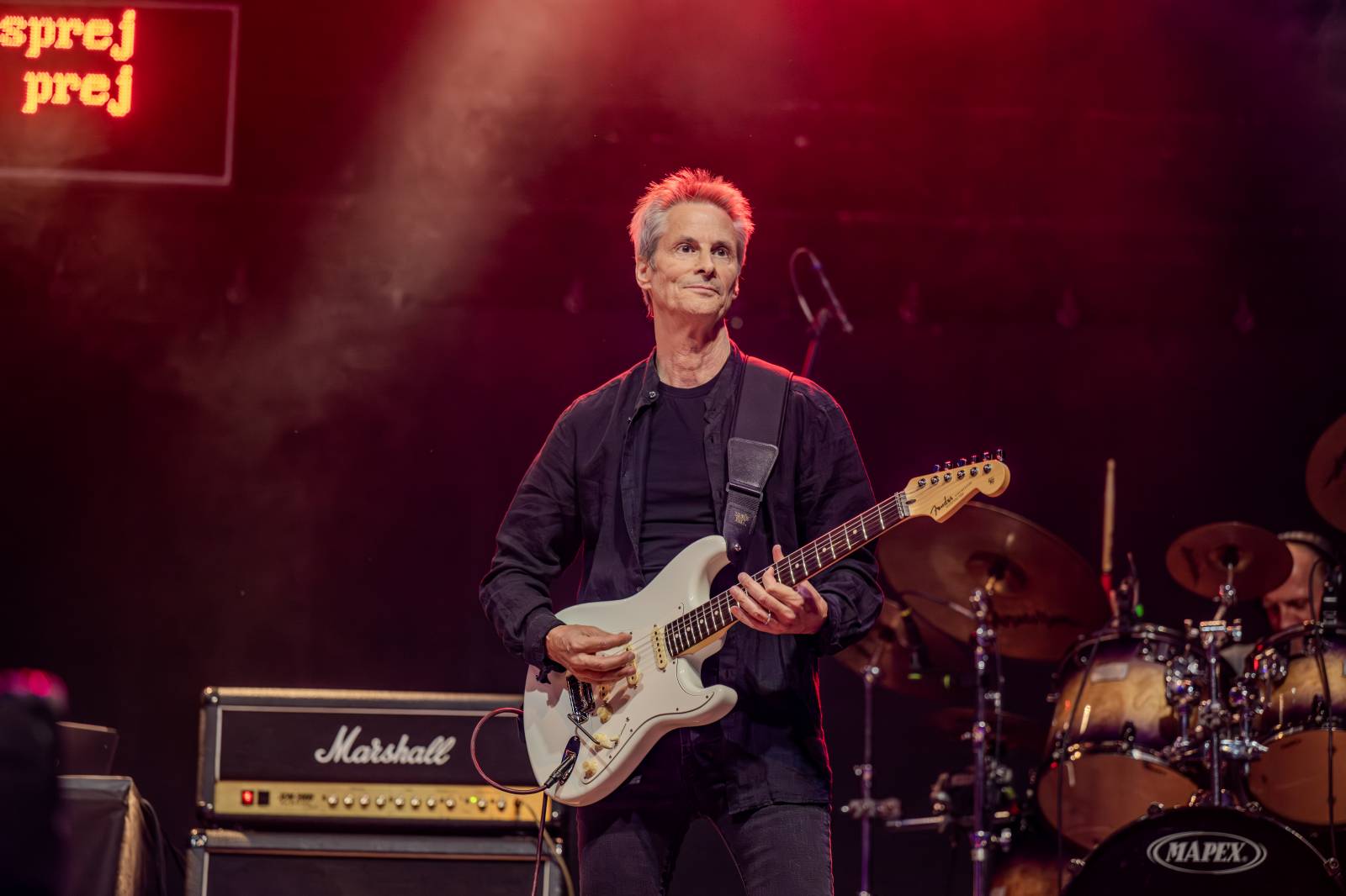 Kytarový souboj i hit za hitem. Pražský výběr dorazil do Areálu 7 v Praze s hostem Stevenem Mercuriem