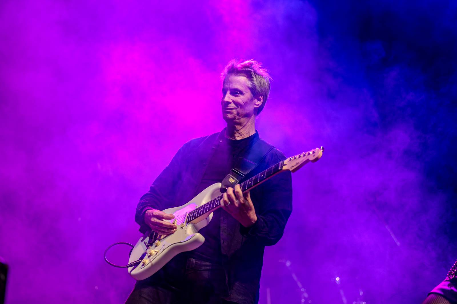 Kytarový souboj i hit za hitem. Pražský výběr dorazil do Areálu 7 v Praze s hostem Stevenem Mercuriem