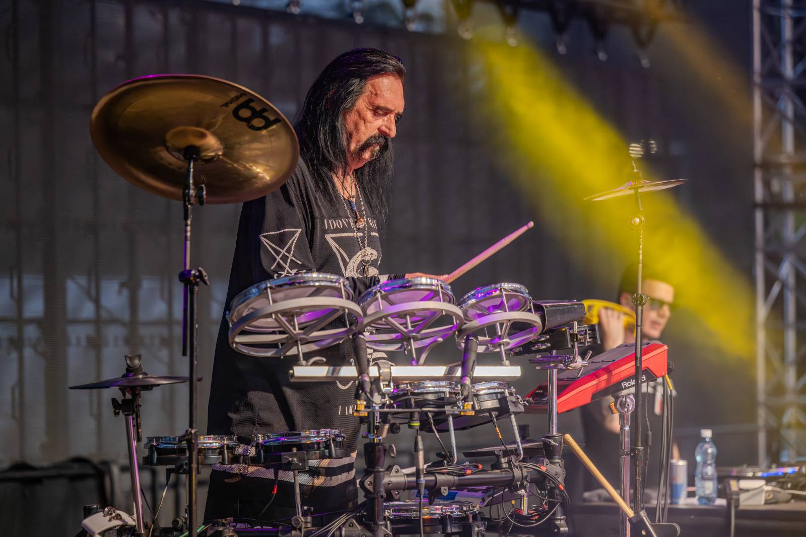 Kytarový souboj i hit za hitem. Pražský výběr dorazil do Areálu 7 v Praze s hostem Stevenem Mercuriem