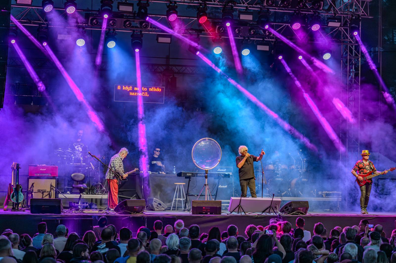 Kytarový souboj i hit za hitem. Pražský výběr dorazil do Areálu 7 v Praze s hostem Stevenem Mercuriem