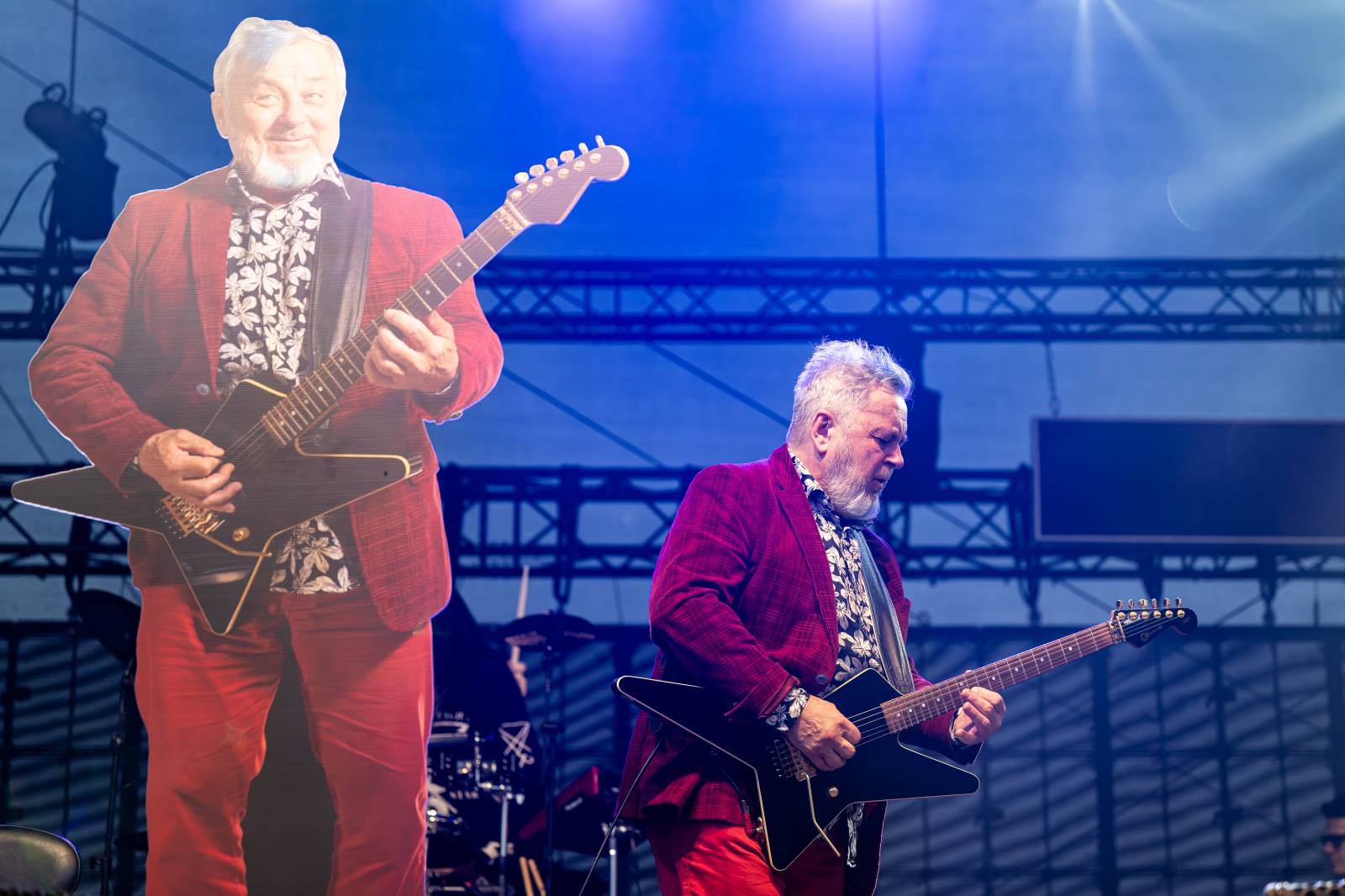 Kytarový souboj i hit za hitem. Pražský výběr dorazil do Areálu 7 v Praze s hostem Stevenem Mercuriem