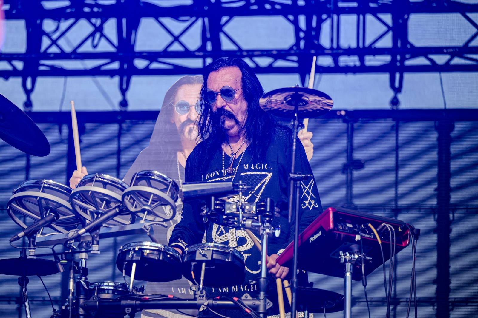 Kytarový souboj i hit za hitem. Pražský výběr dorazil do Areálu 7 v Praze s hostem Stevenem Mercuriem