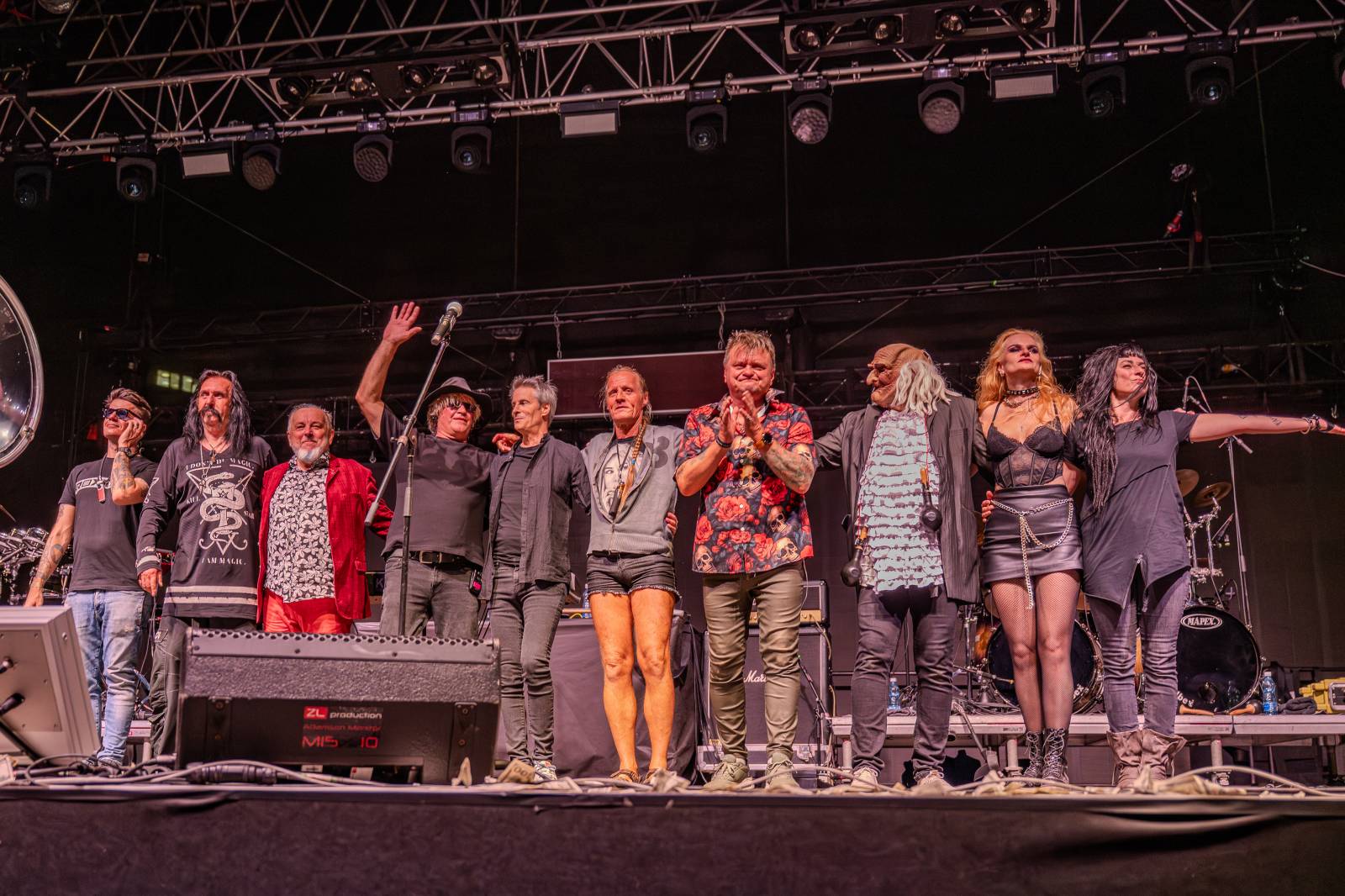 Kytarový souboj i hit za hitem. Pražský výběr dorazil do Areálu 7 v Praze s hostem Stevenem Mercuriem