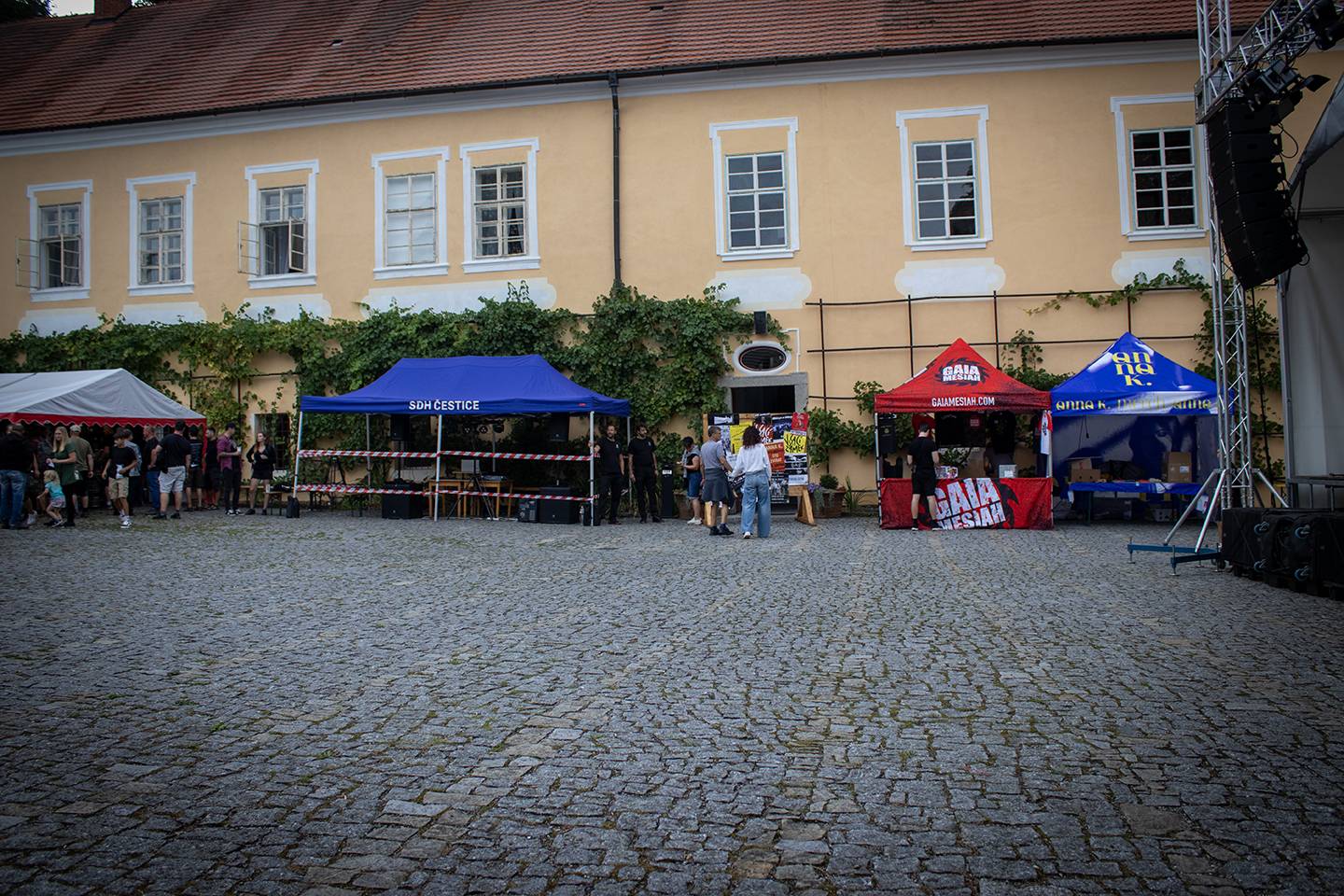 Konec prázdnin v Česticích: Gaiu Mesiah, Annu K. ani Sto zvířat bouře nezastavila