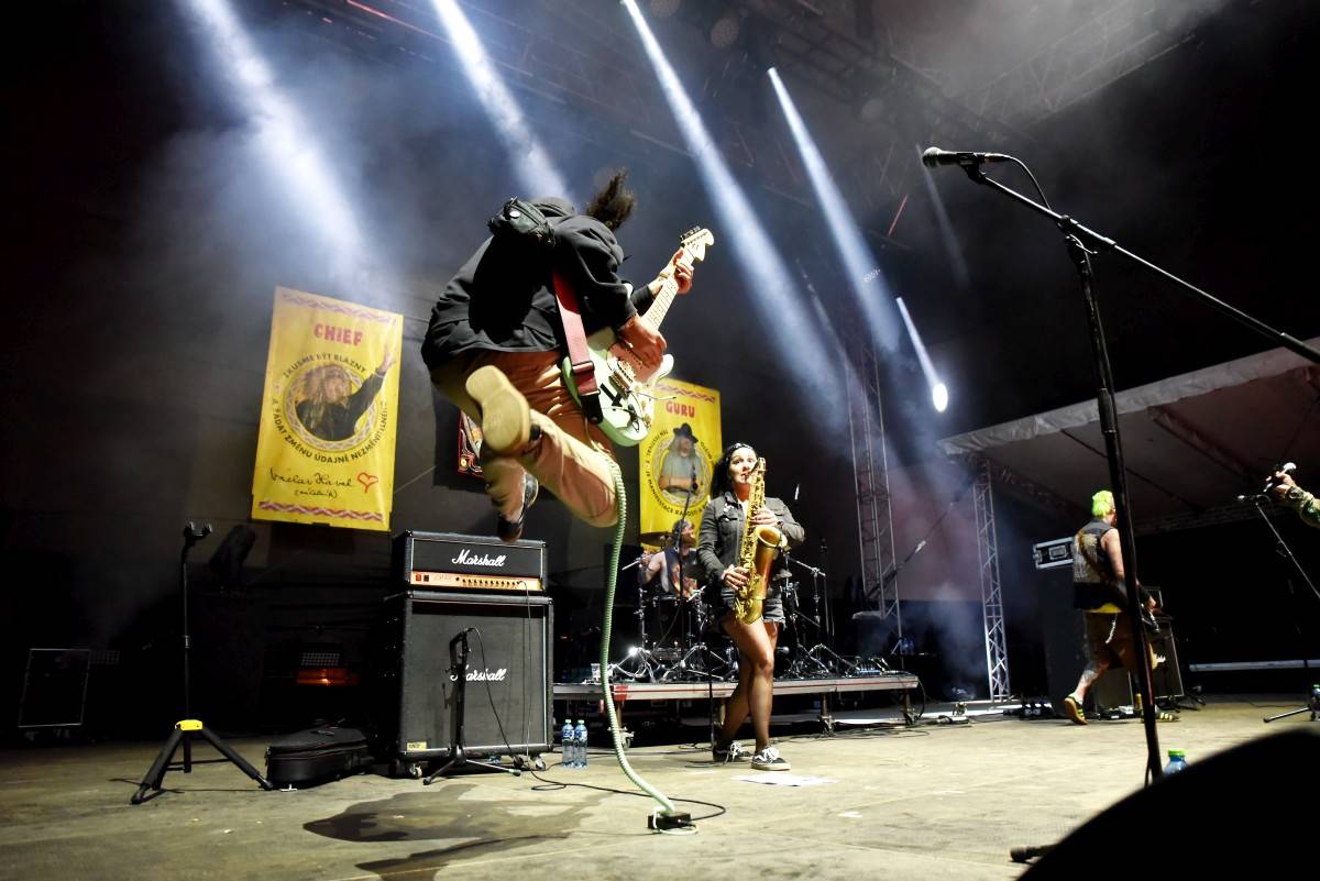 Závěr festivalu TrutnOFF obstarali punkeři Public Serpents, dorazili i Buty, Poletíme? a Ty Syčáci