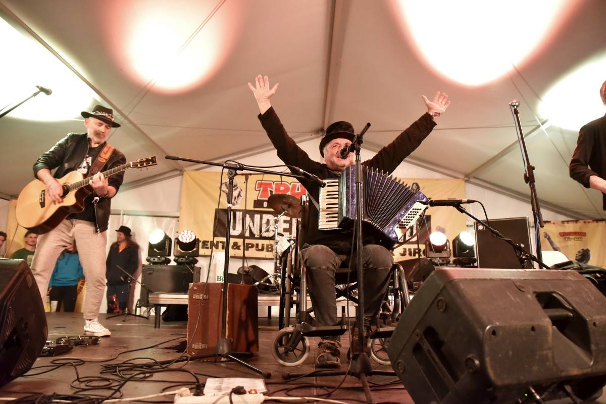 Závěr festivalu TrutnOFF obstarali punkeři Public Serpents, dorazili i Buty, Poletíme? a Ty Syčáci