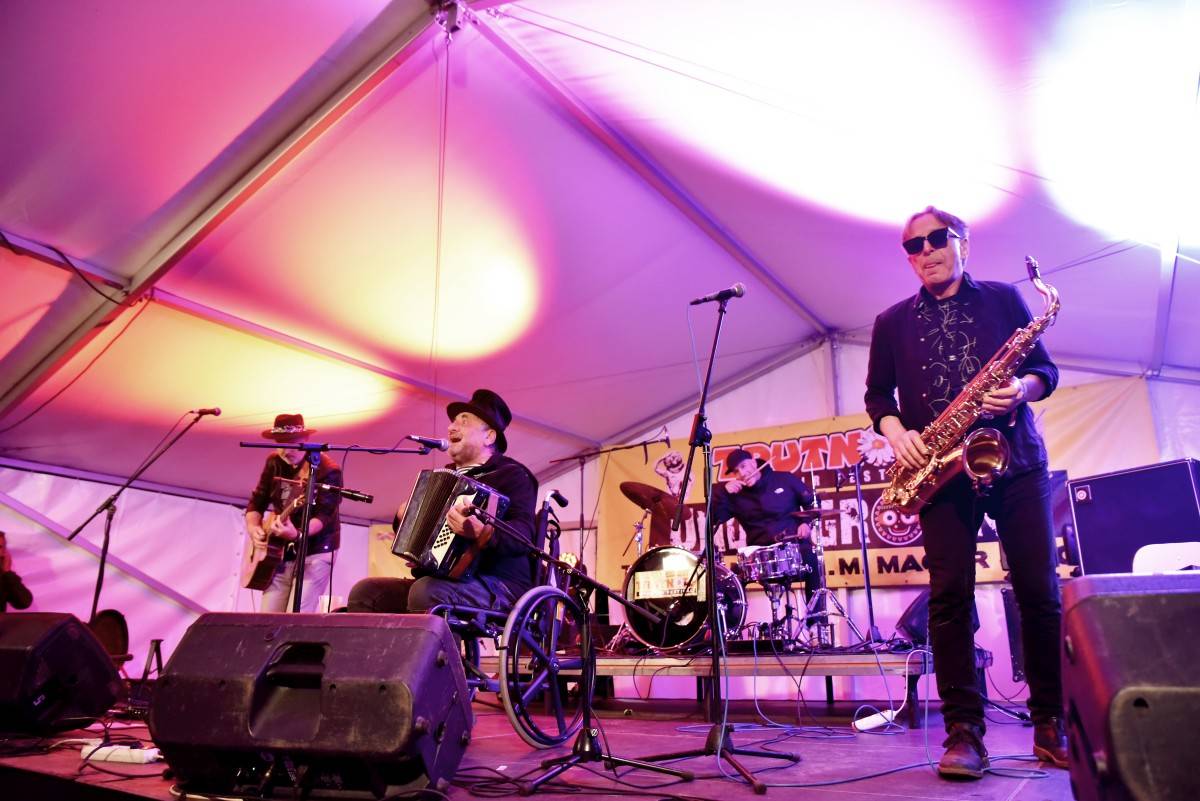 Závěr festivalu TrutnOFF obstarali punkeři Public Serpents, dorazili i Buty, Poletíme? a Ty Syčáci