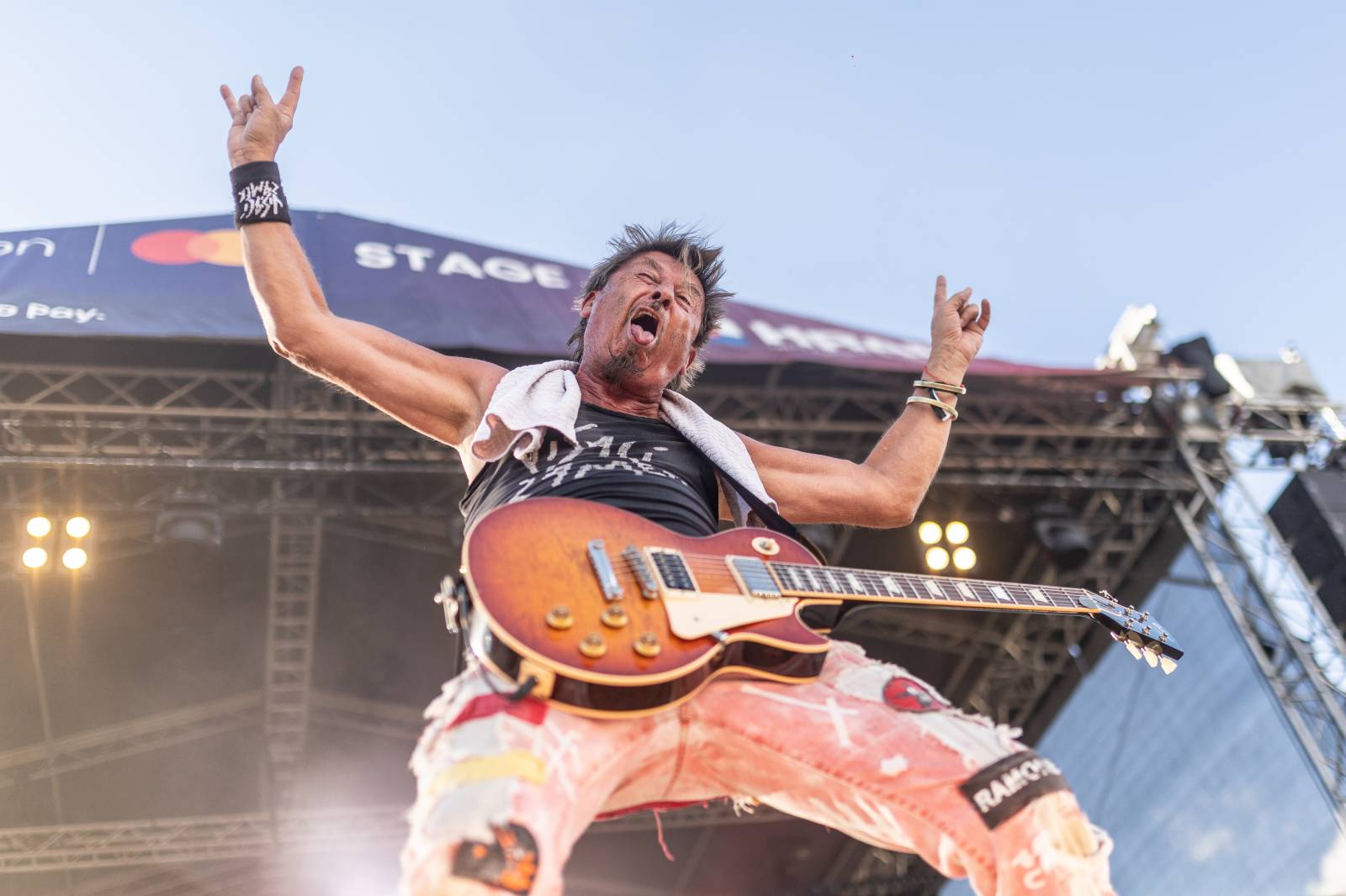 Hrady CZ na Bezdězu: Dojemné proslovy Marpa, punková rozcvička Visacího zámku i velkolepá show Dymytry