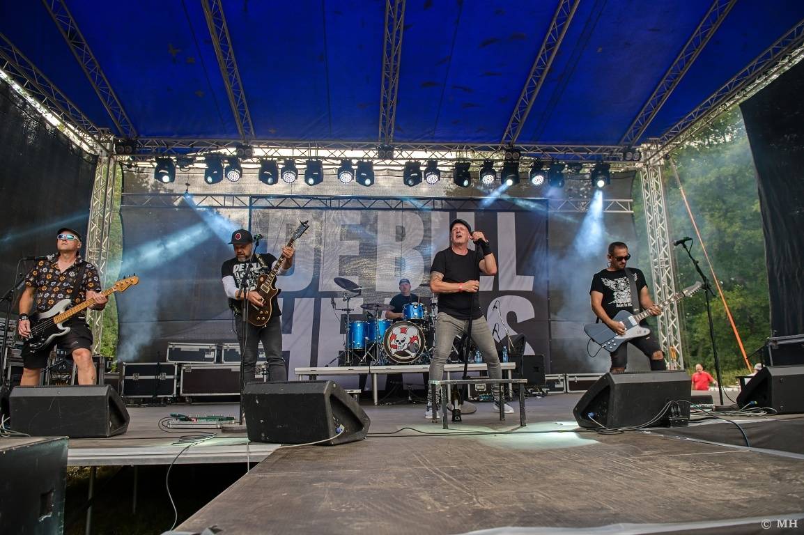 Rockové léto na Mži slavilo deset let. Festivalu blahopřáli Cocotte Minute, Komunál, De Bill Heads i Septic People