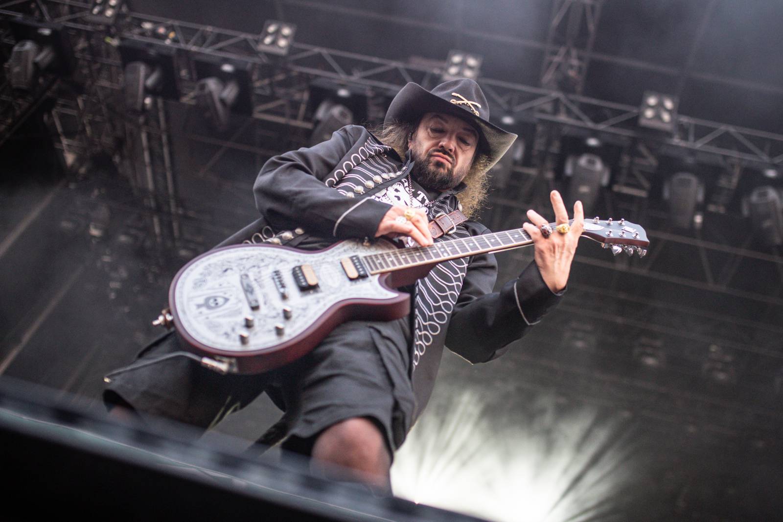 Druhý den na Hradech CZ na Bezdězu: Henych 666 strhli (ne)metalisty, Robert Kodym házel kytaru mezi fanoušky