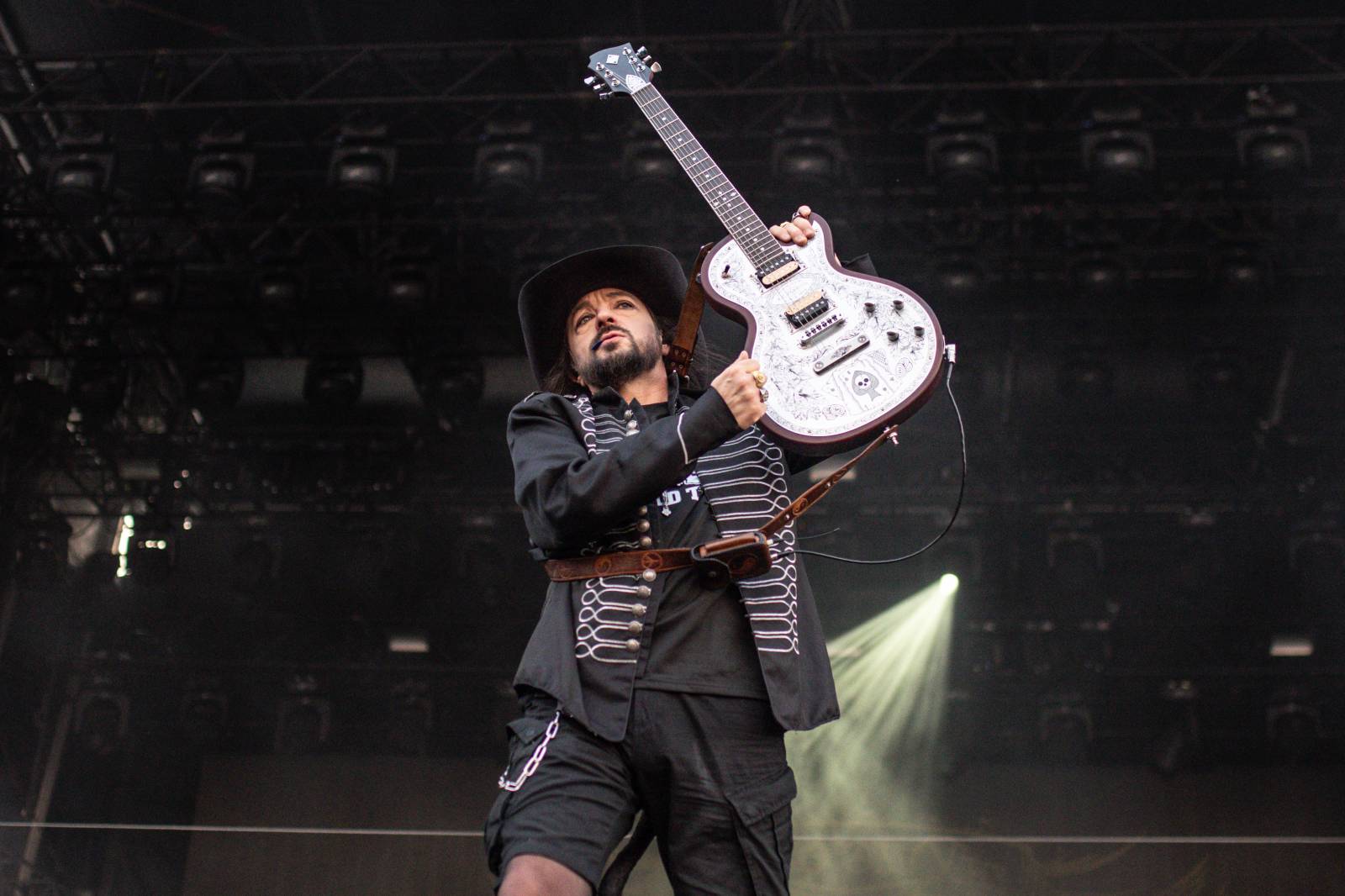 Druhý den na Hradech CZ na Bezdězu: Henych 666 strhli (ne)metalisty, Robert Kodym házel kytaru mezi fanoušky