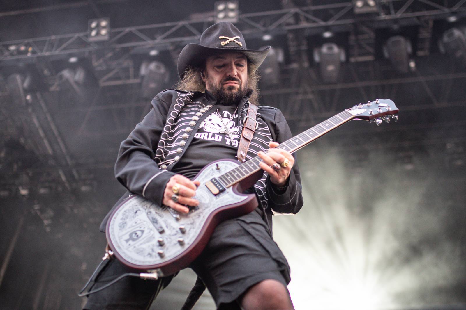 Druhý den na Hradech CZ na Bezdězu: Henych 666 strhli (ne)metalisty, Robert Kodym házel kytaru mezi fanoušky