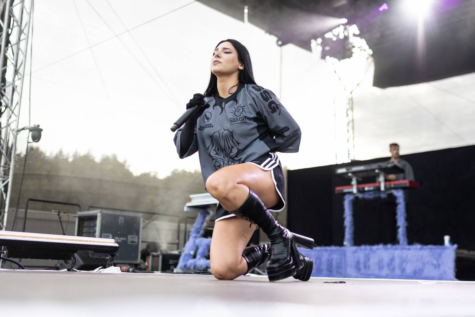 Druhý den na Hradech CZ na Bezdězu: Henych 666 strhli (ne)metalisty, Robert Kodym házel kytaru mezi fanoušky