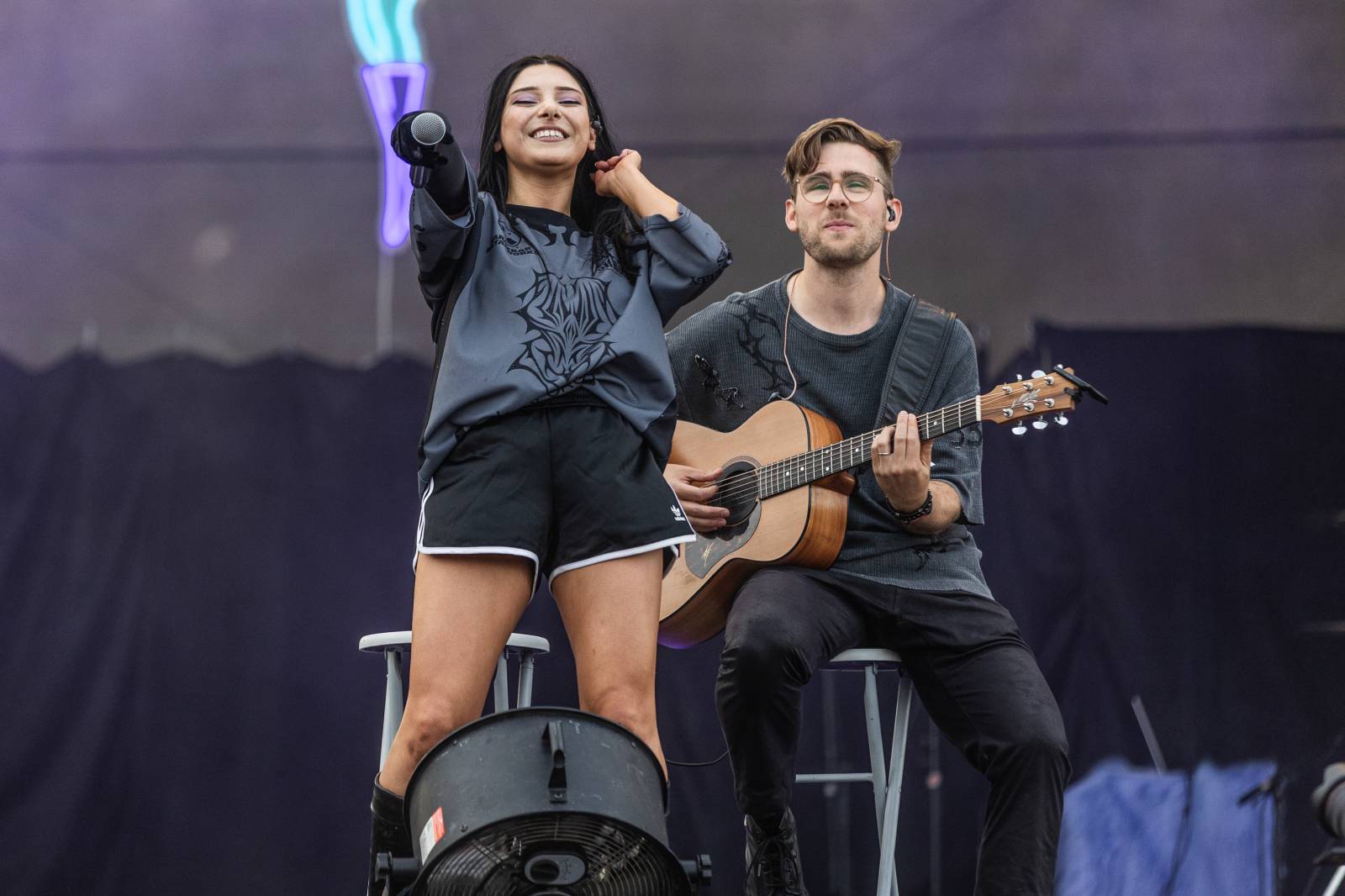 Druhý den na Hradech CZ na Bezdězu: Henych 666 strhli (ne)metalisty, Robert Kodym házel kytaru mezi fanoušky