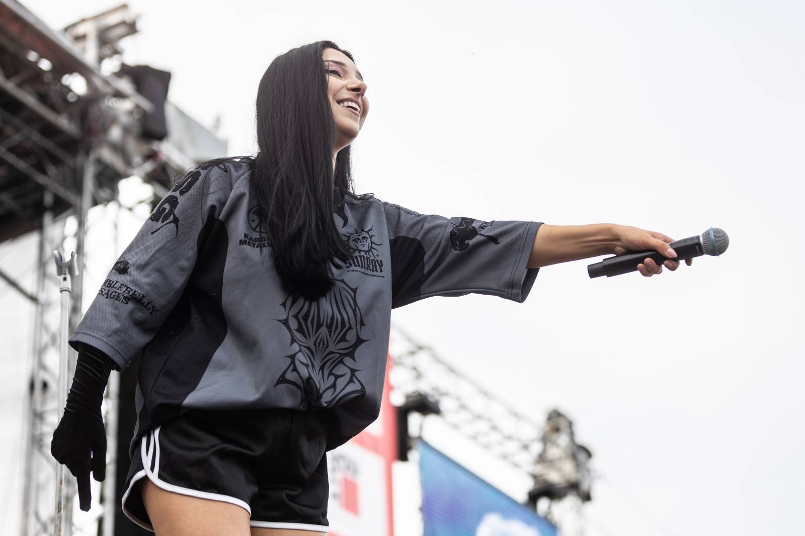 Druhý den na Hradech CZ na Bezdězu: Henych 666 strhli (ne)metalisty, Robert Kodym házel kytaru mezi fanoušky