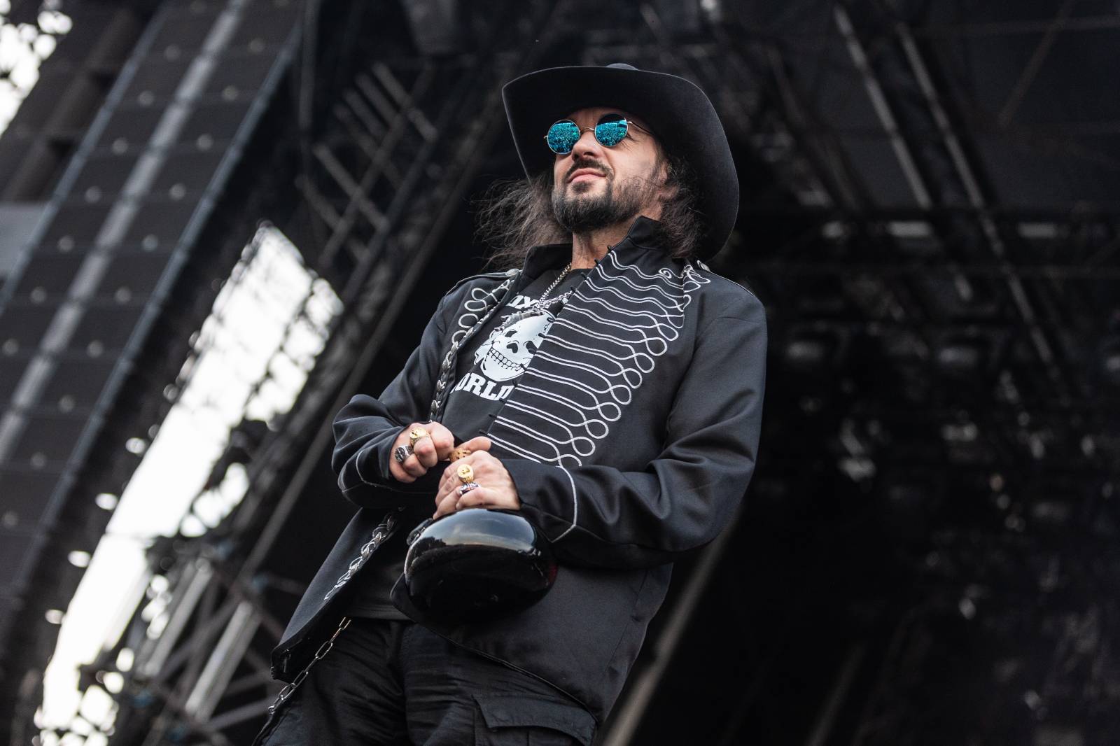 Druhý den na Hradech CZ na Bezdězu: Henych 666 strhli (ne)metalisty, Robert Kodym házel kytaru mezi fanoušky