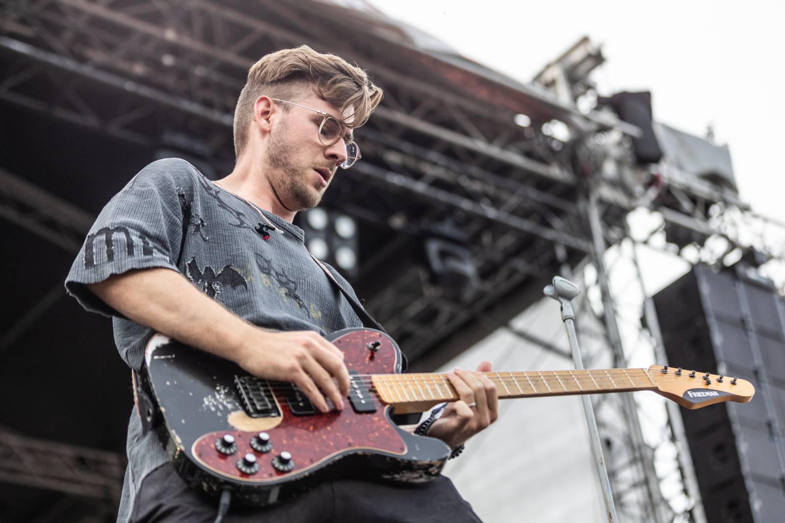 Druhý den na Hradech CZ na Bezdězu: Henych 666 strhli (ne)metalisty, Robert Kodym házel kytaru mezi fanoušky