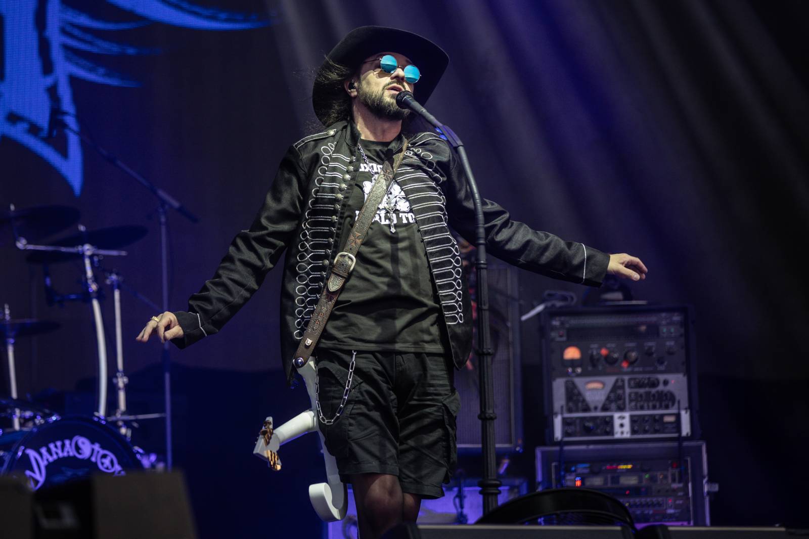 Druhý den na Hradech CZ na Bezdězu: Henych 666 strhli (ne)metalisty, Robert Kodym házel kytaru mezi fanoušky