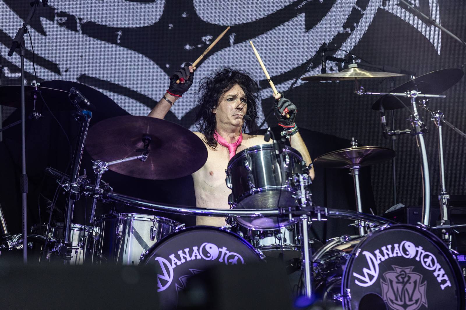 Druhý den na Hradech CZ na Bezdězu: Henych 666 strhli (ne)metalisty, Robert Kodym házel kytaru mezi fanoušky